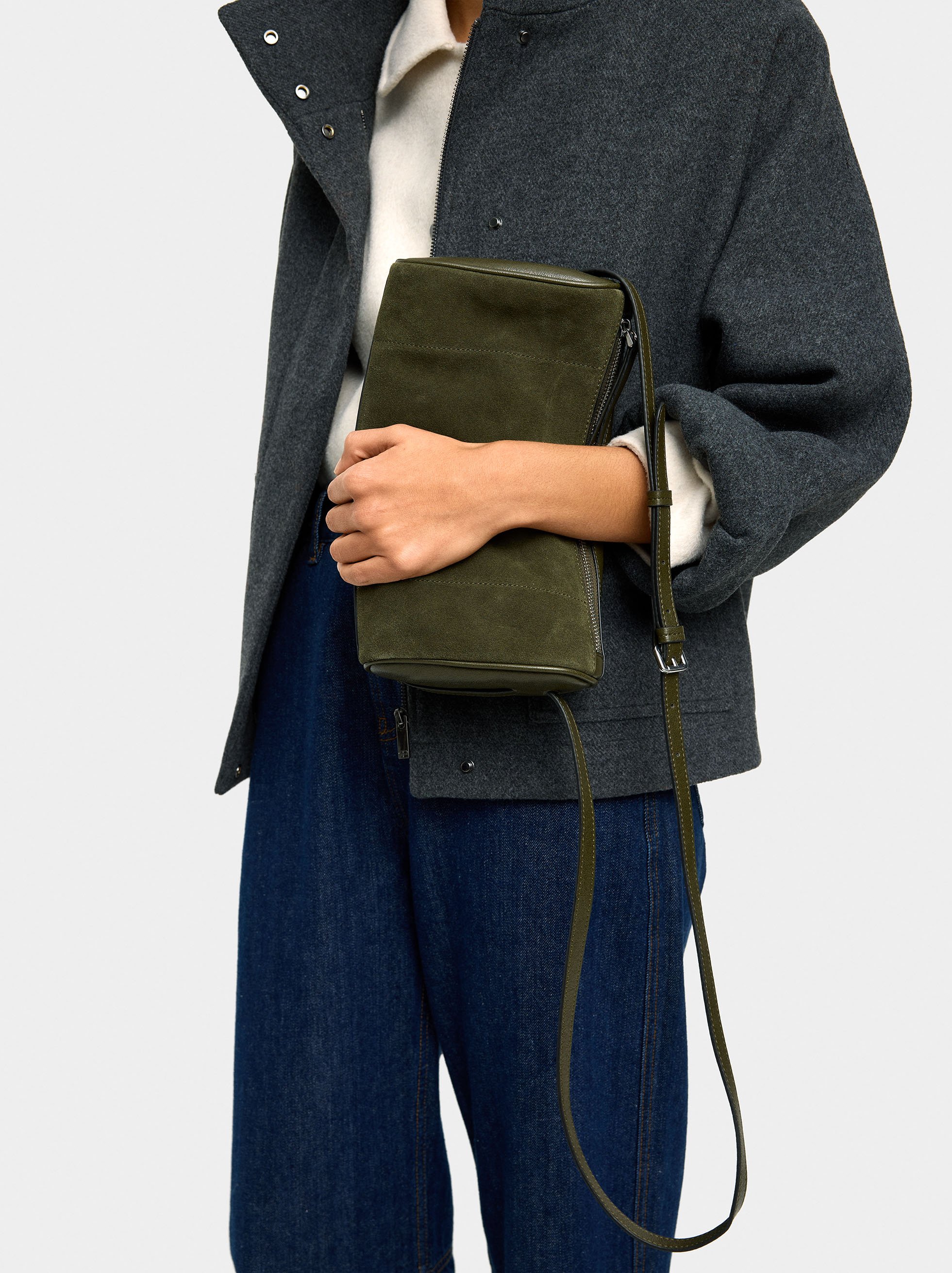 Bolso bandolera con detalles de piel image number 1.0