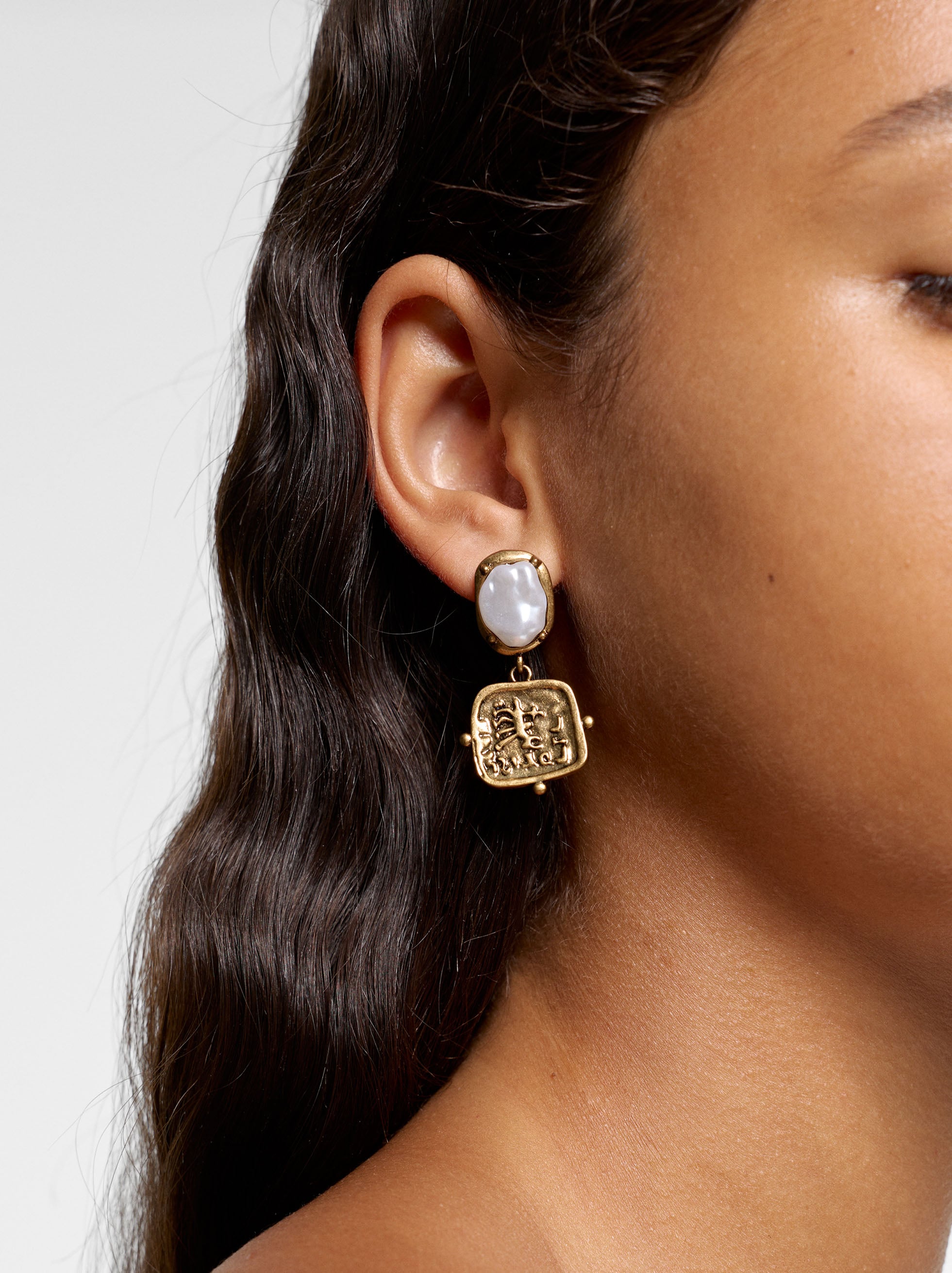 Pearl earrings with embossed plate image number 1.0