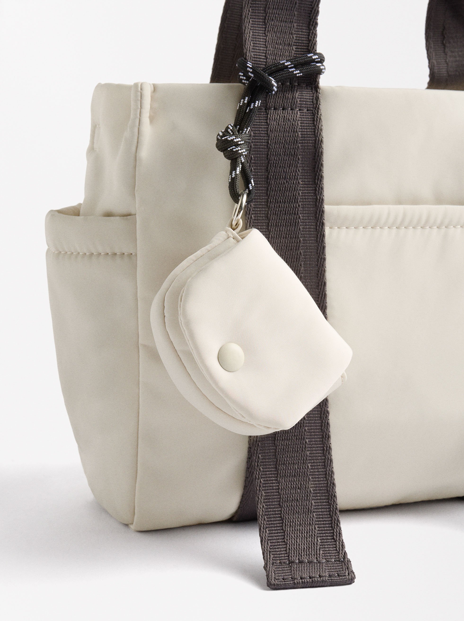 Bolso tote de nylon con colgante image number 1.0