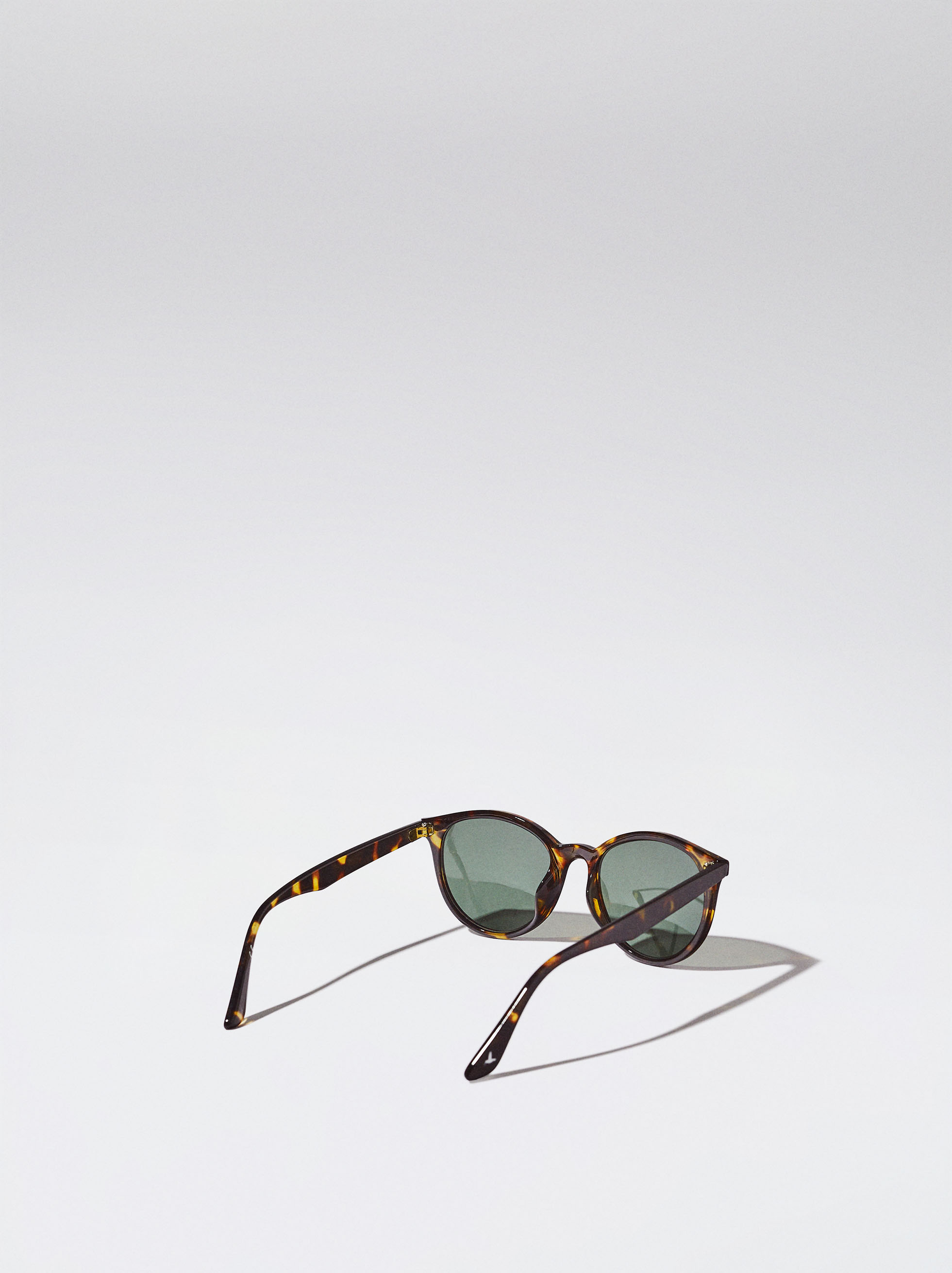 Round Tortoiseshell Sunglasses image number 2.0