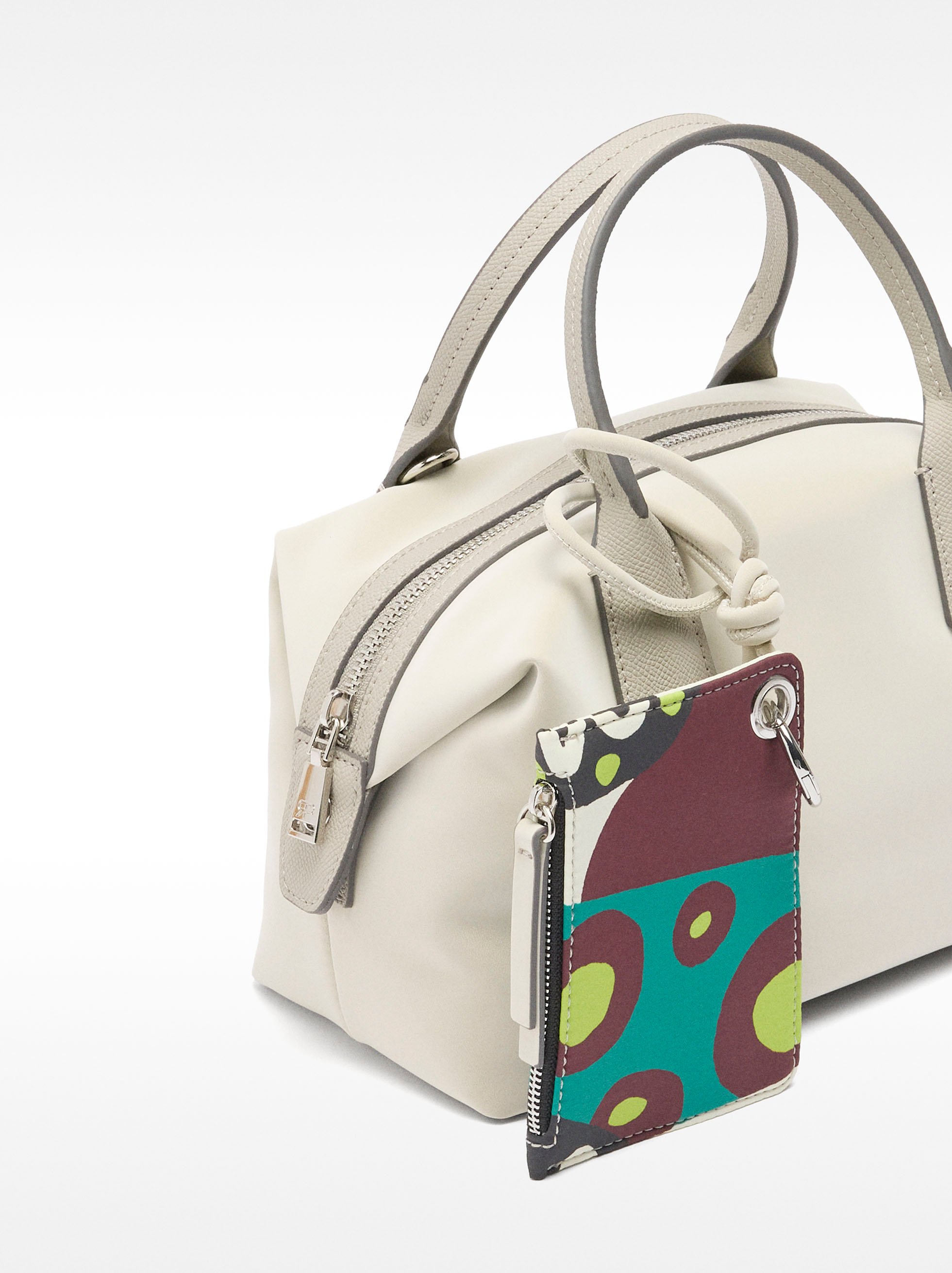 Totebag mit Samtstruktur und Anhänger image number 1.0