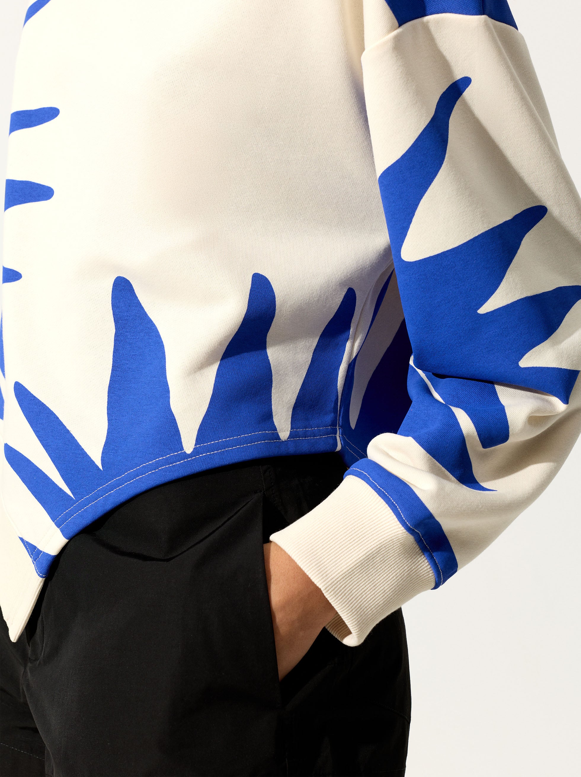 Sweatshirt avec imprim&eacute; en coton image number 4.0