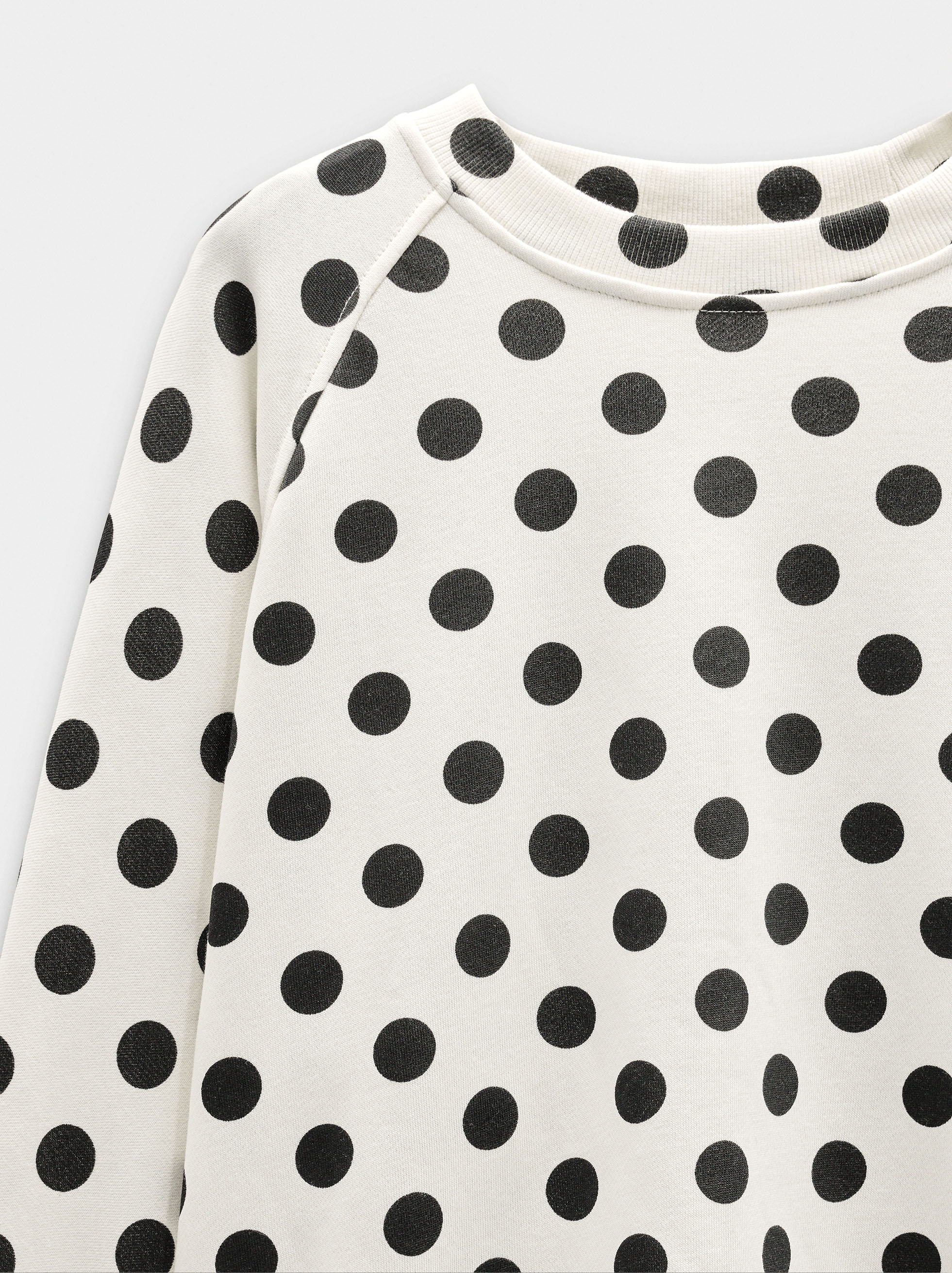 Sweatshirt with polka dots image number 5.0