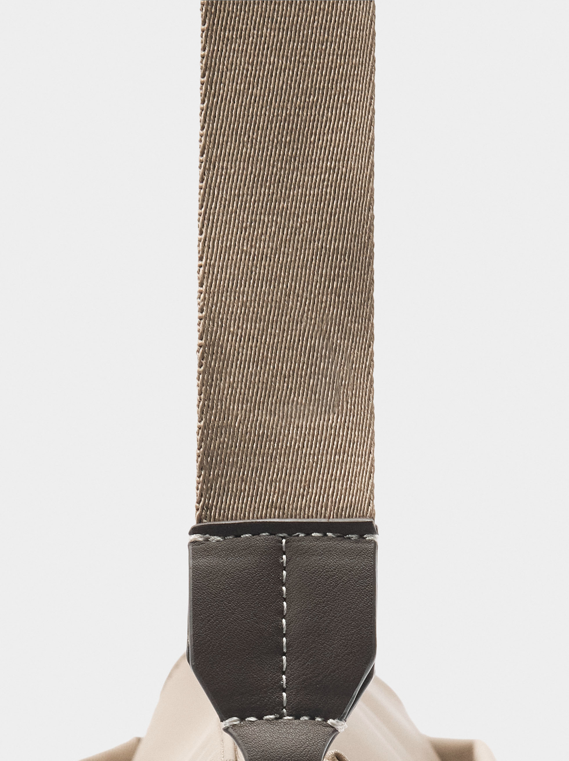 Bolso bandolera efecto nylon image number 5.0