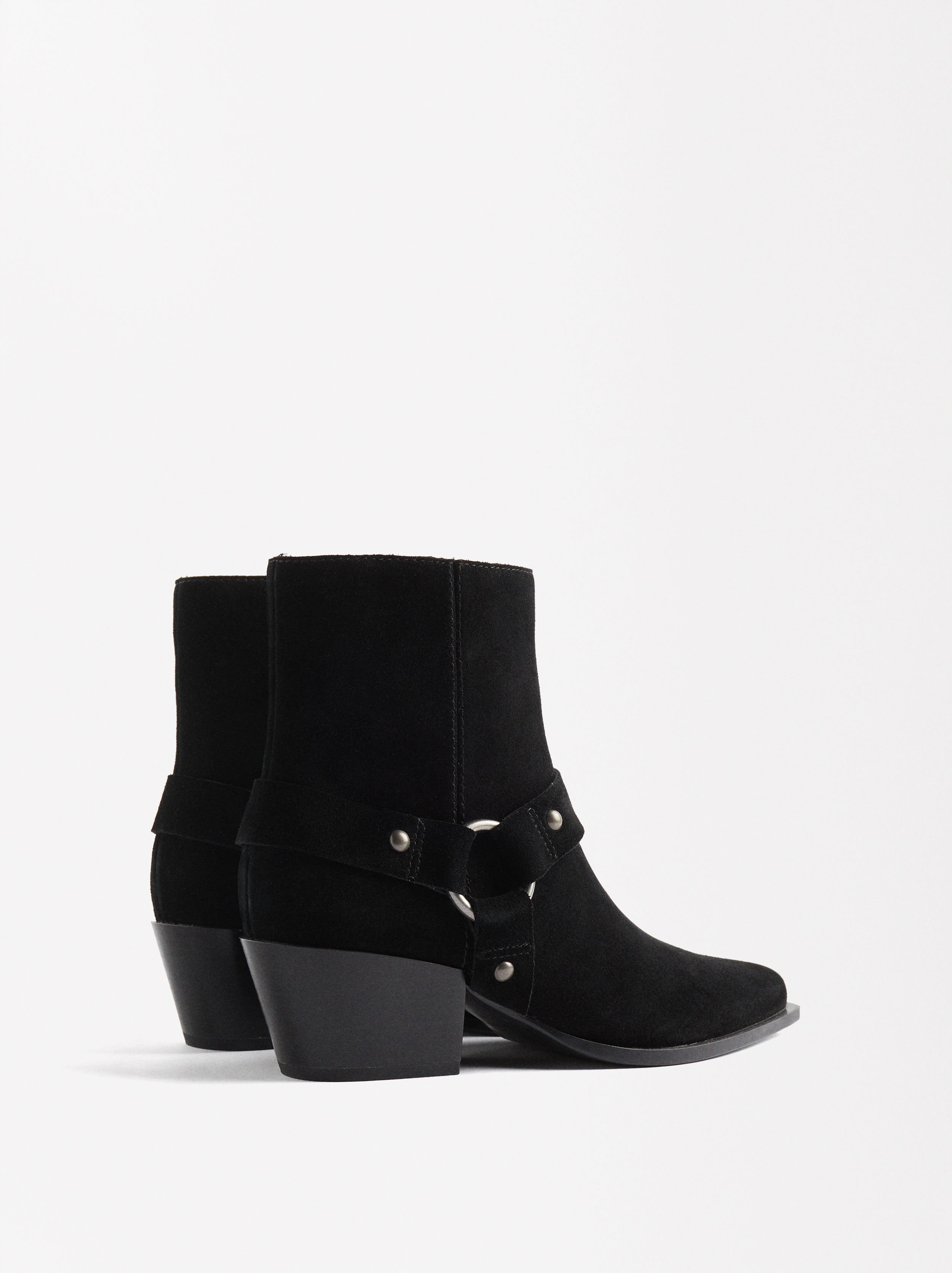 Botines de piel cowboy con aro y tachuelas image number 3.0