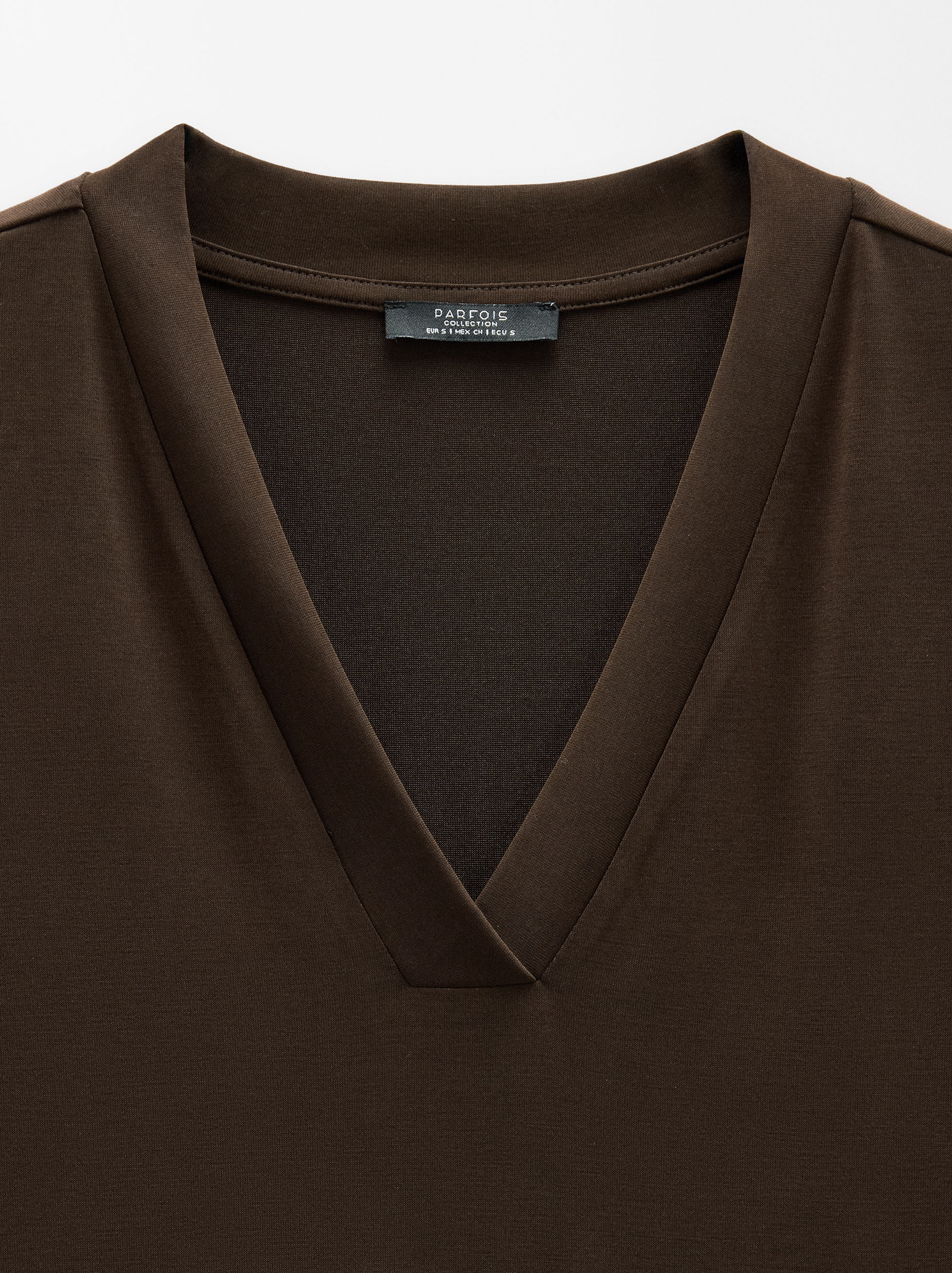 T-Shirt mit V-Ausschnitt image number 5.0