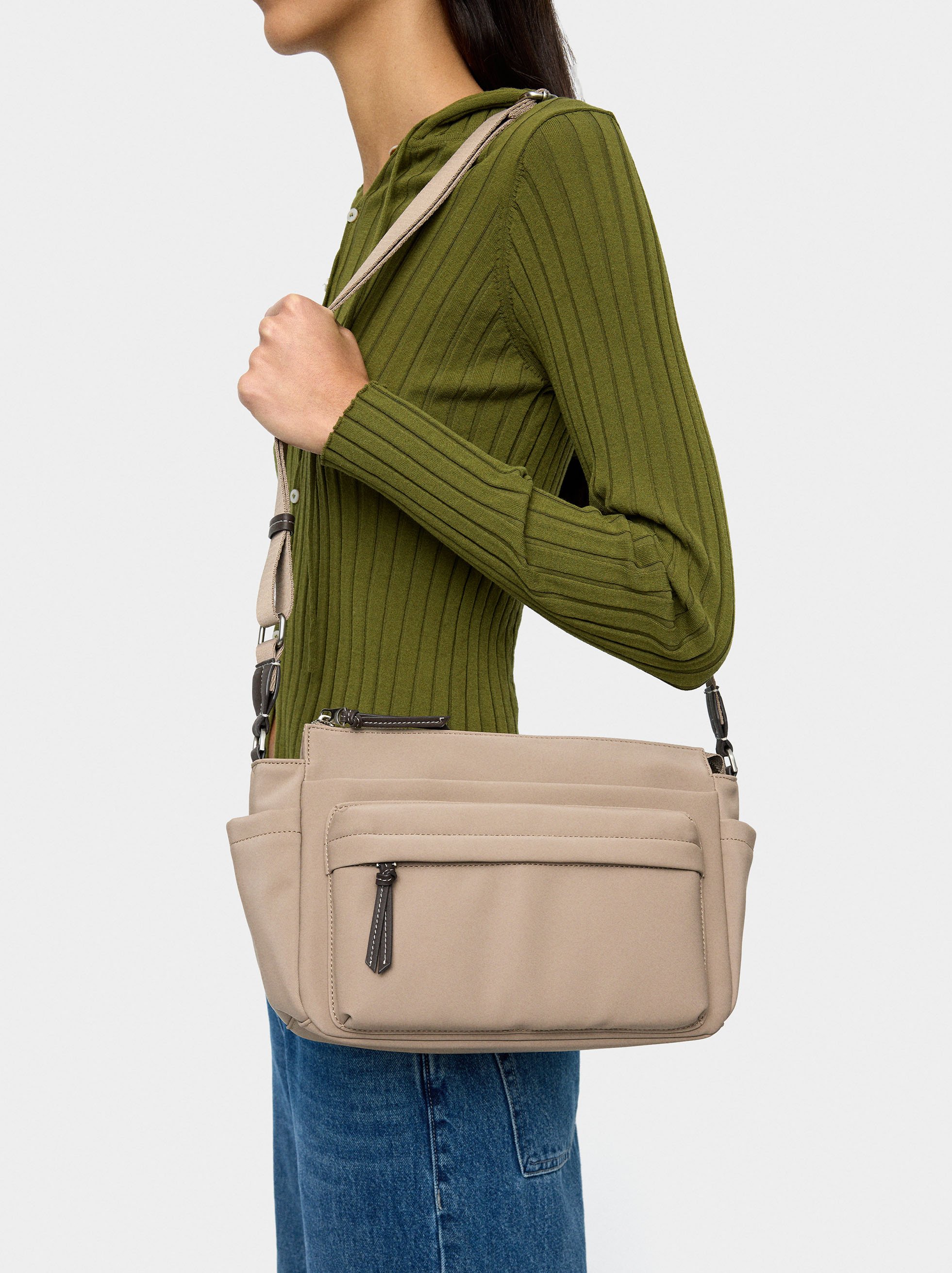 Bolso bandolera efecto nylon image number 1.0