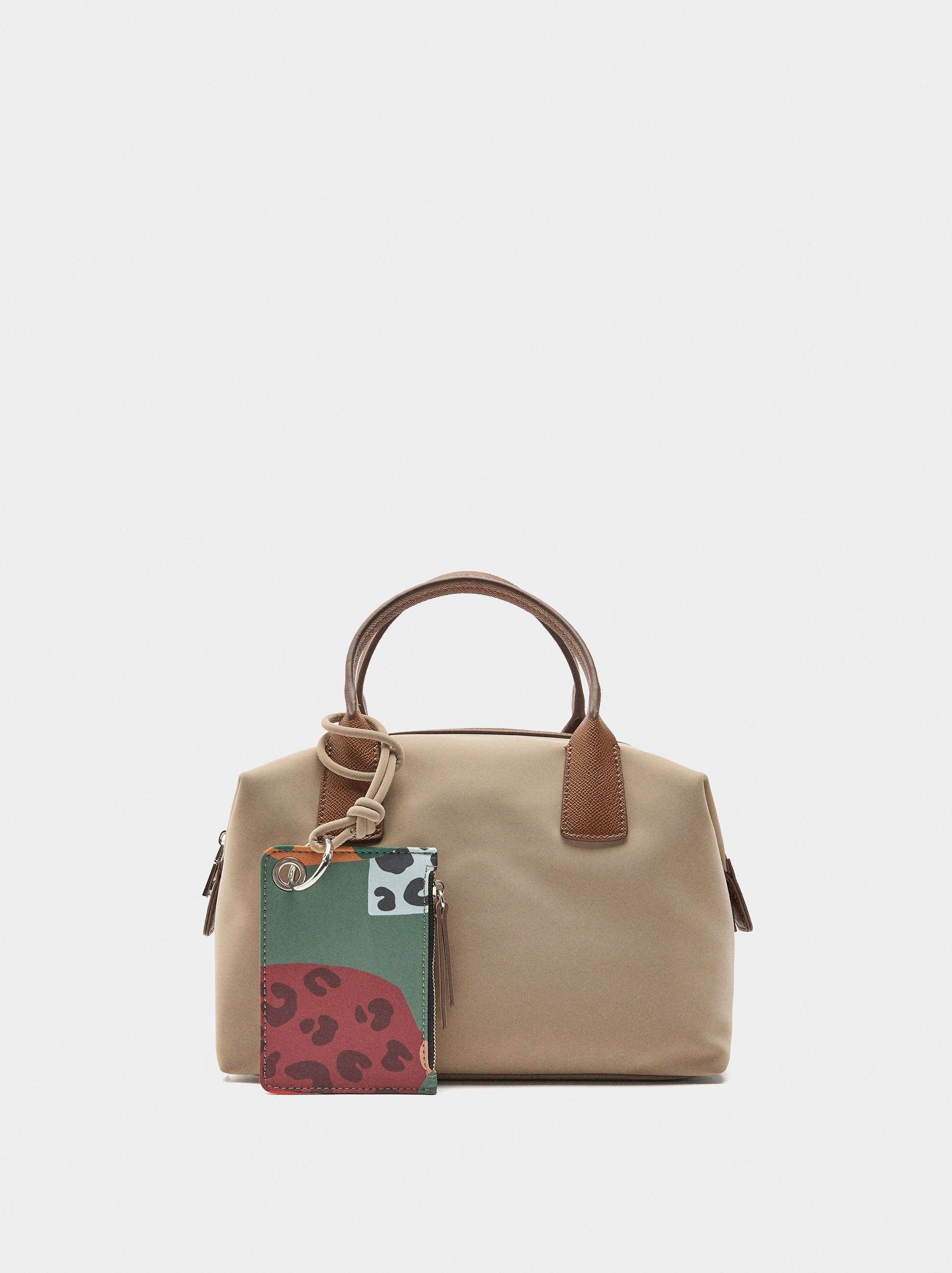 Bossa tote textura suave con penduro image number 0.0