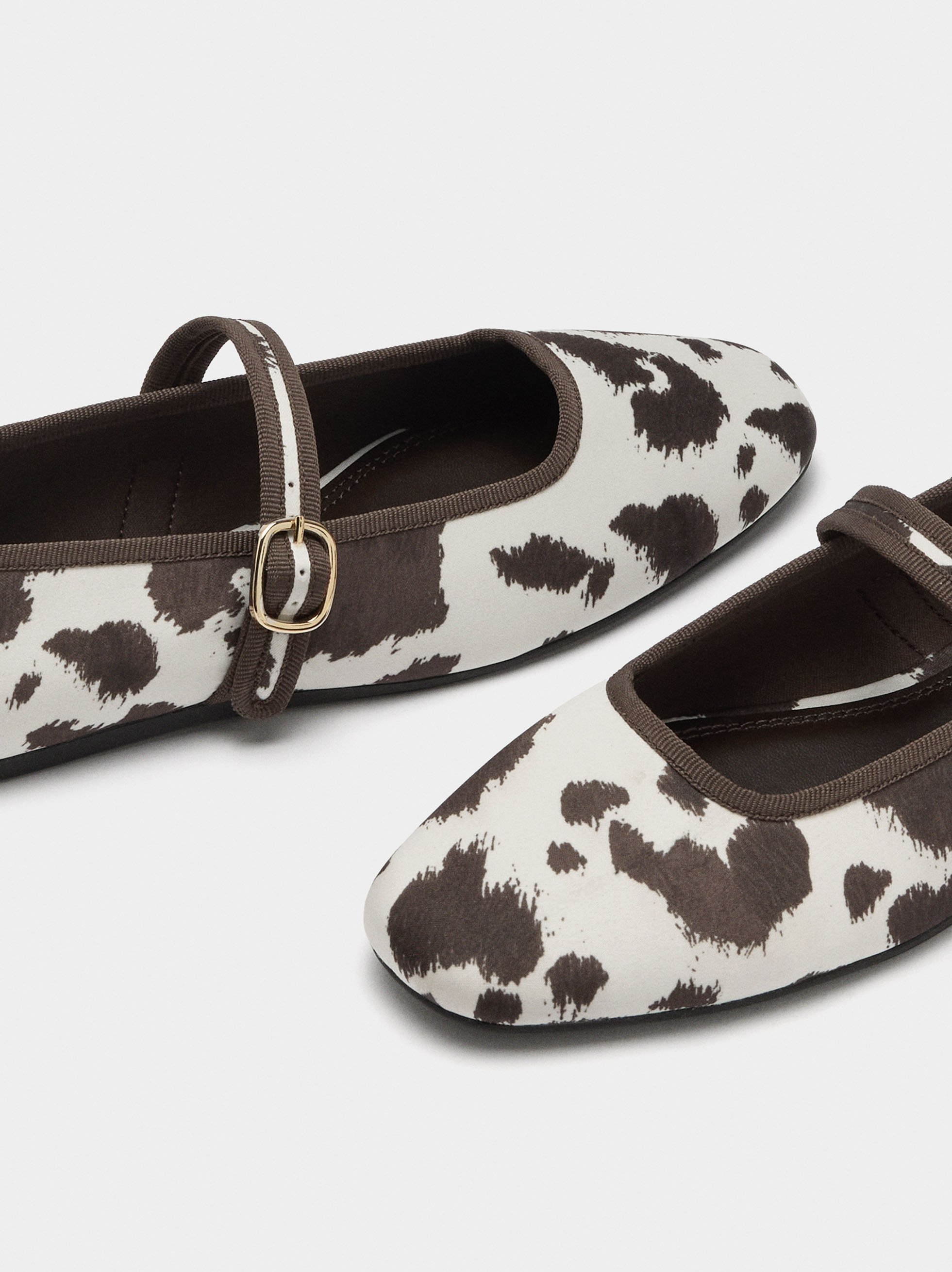 Ballet flats with animal printed pattern image number 4.0