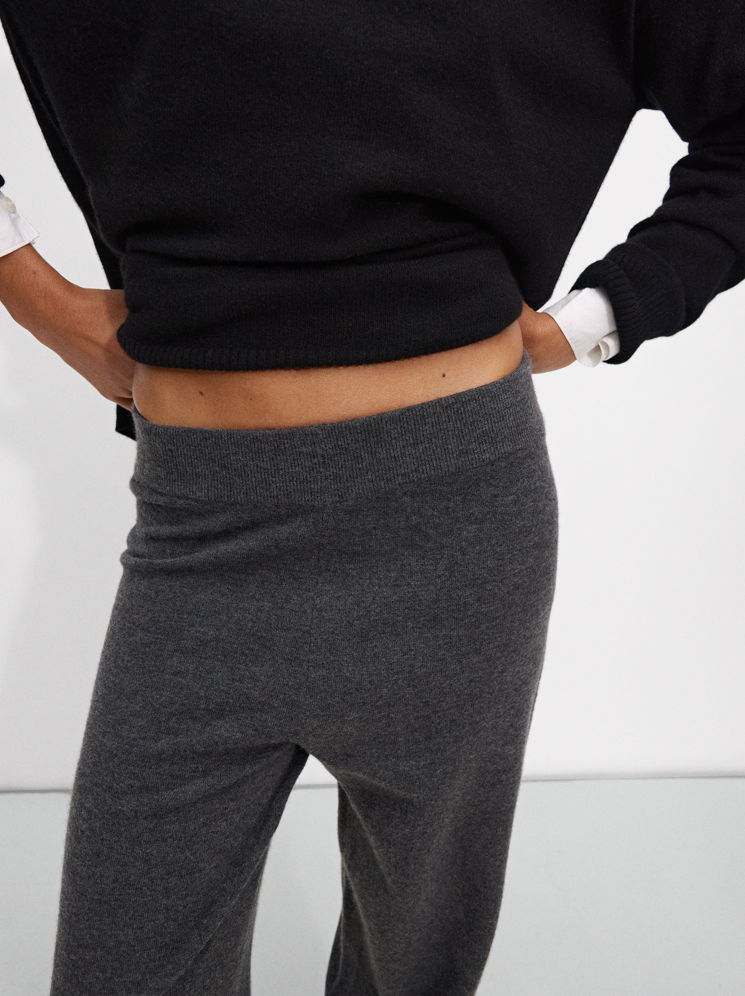 ONLINE EXCLUSIVE -Elastic waist wool pants image number 5.0