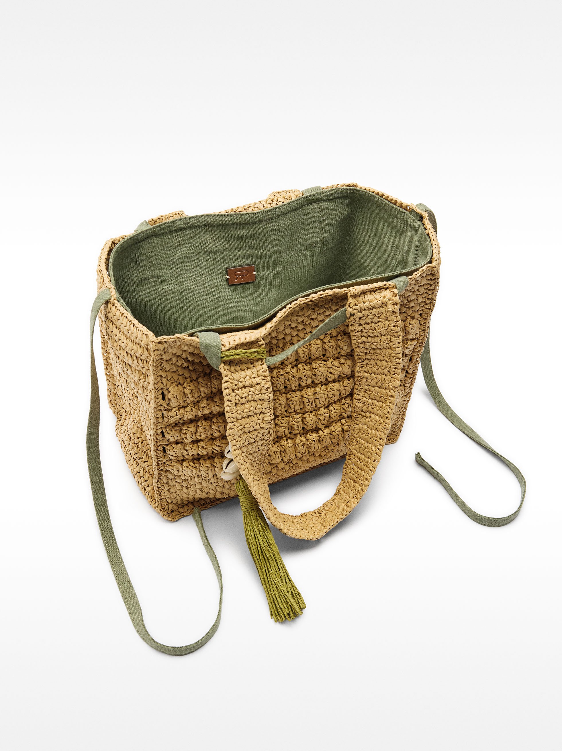 Straw-effect tote bag with hanging shells detail M  image number 5.0