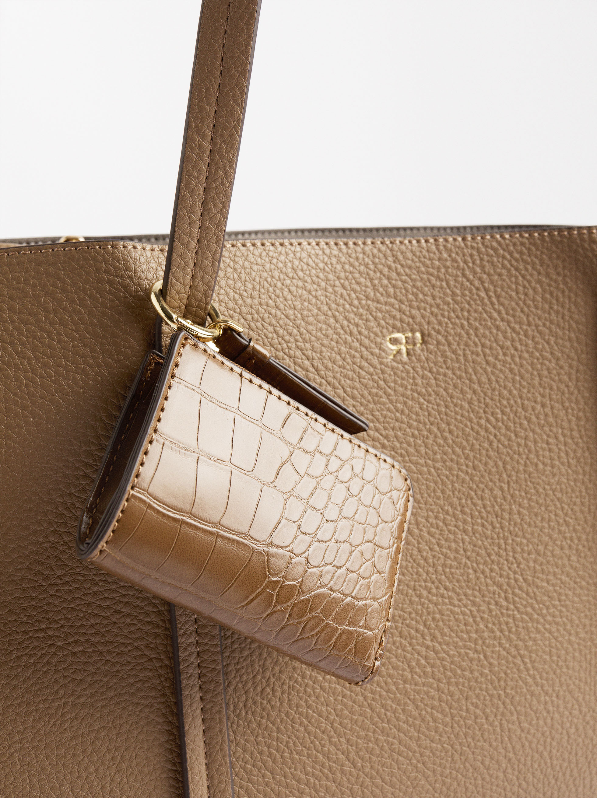 Bolso shopper con colgante image number 1.0