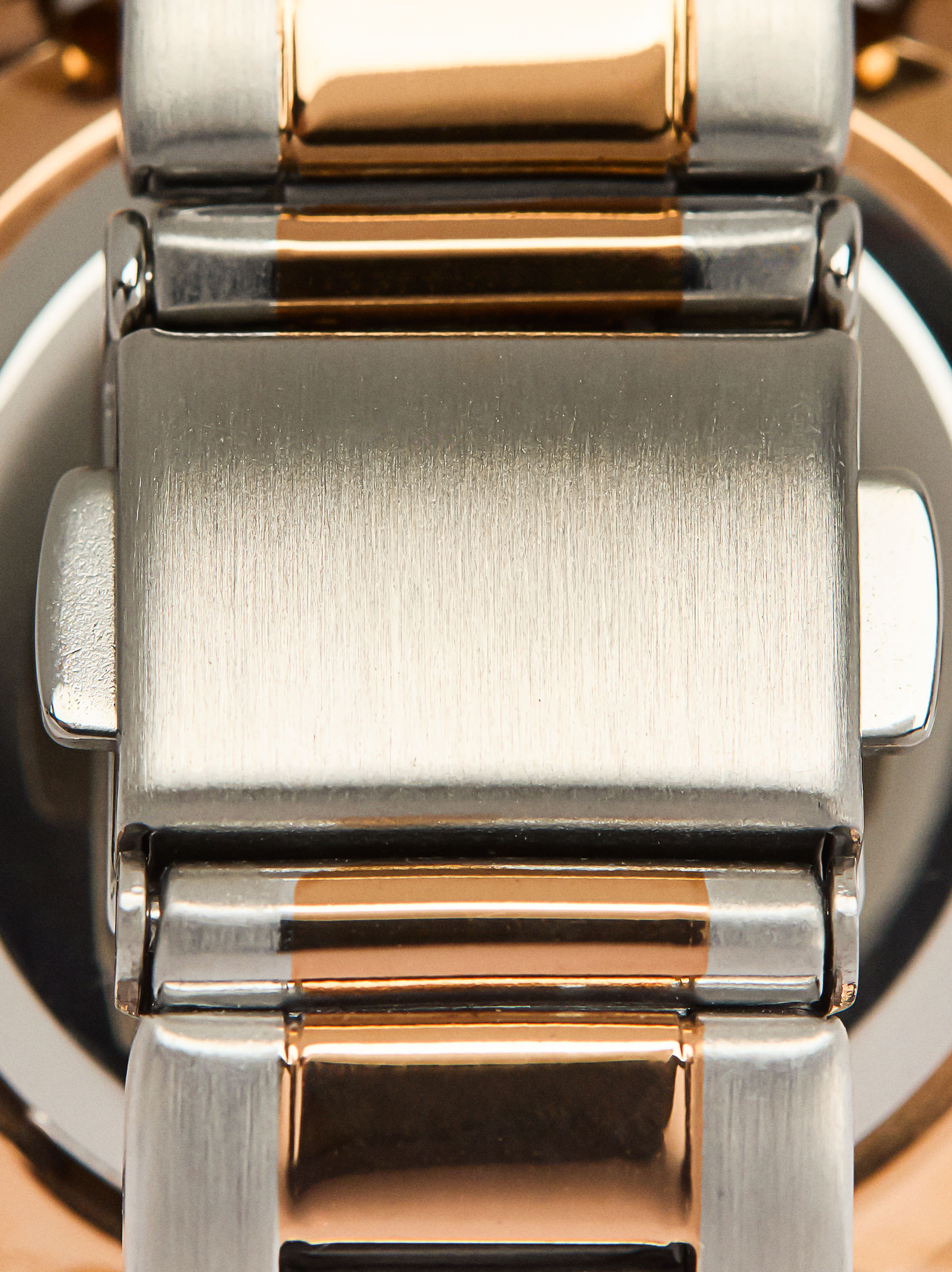 Reloj bicolor con pulsera de acero inoxidable image number 4.0