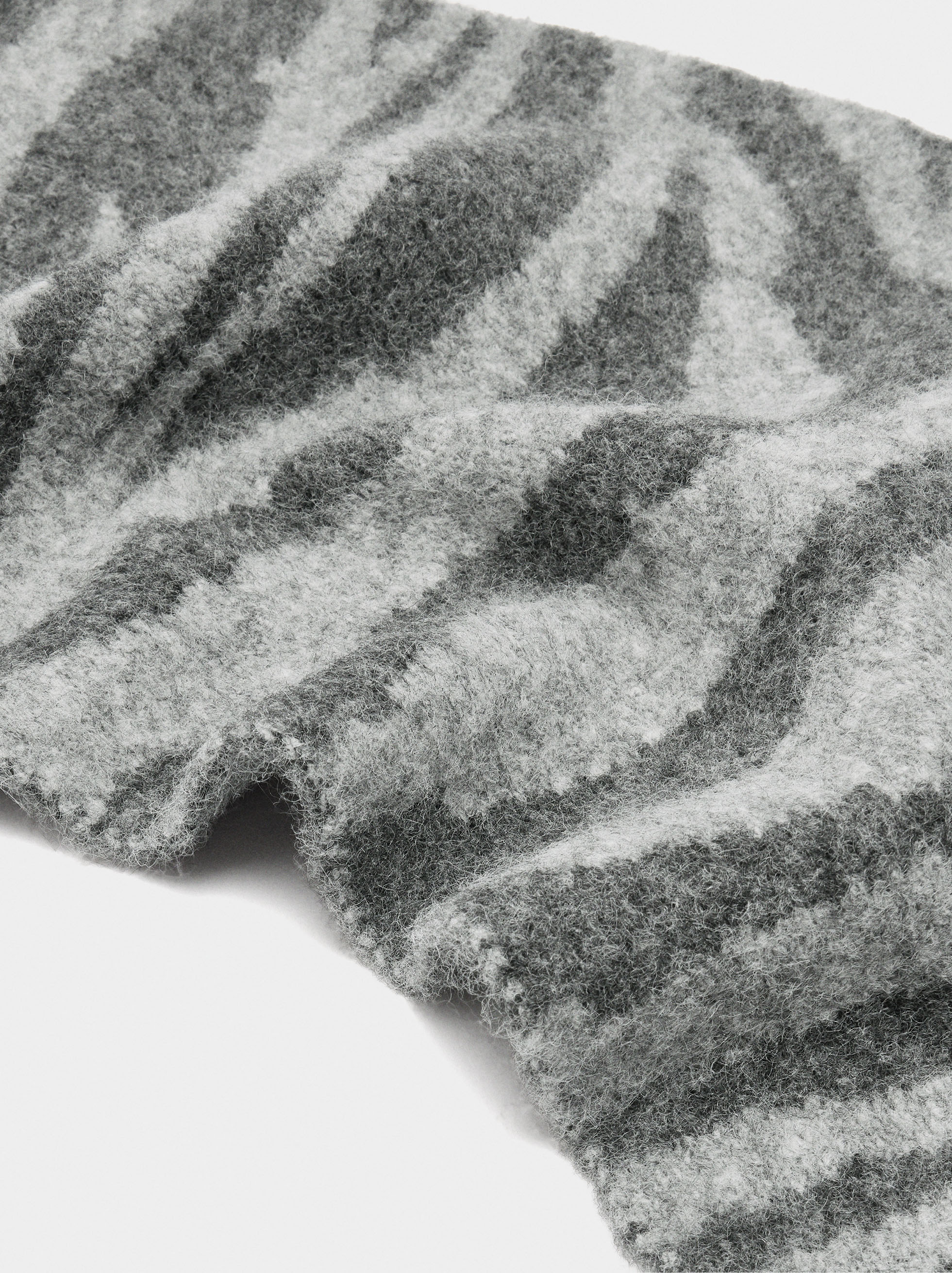 Scarf with animal print image number 2.0