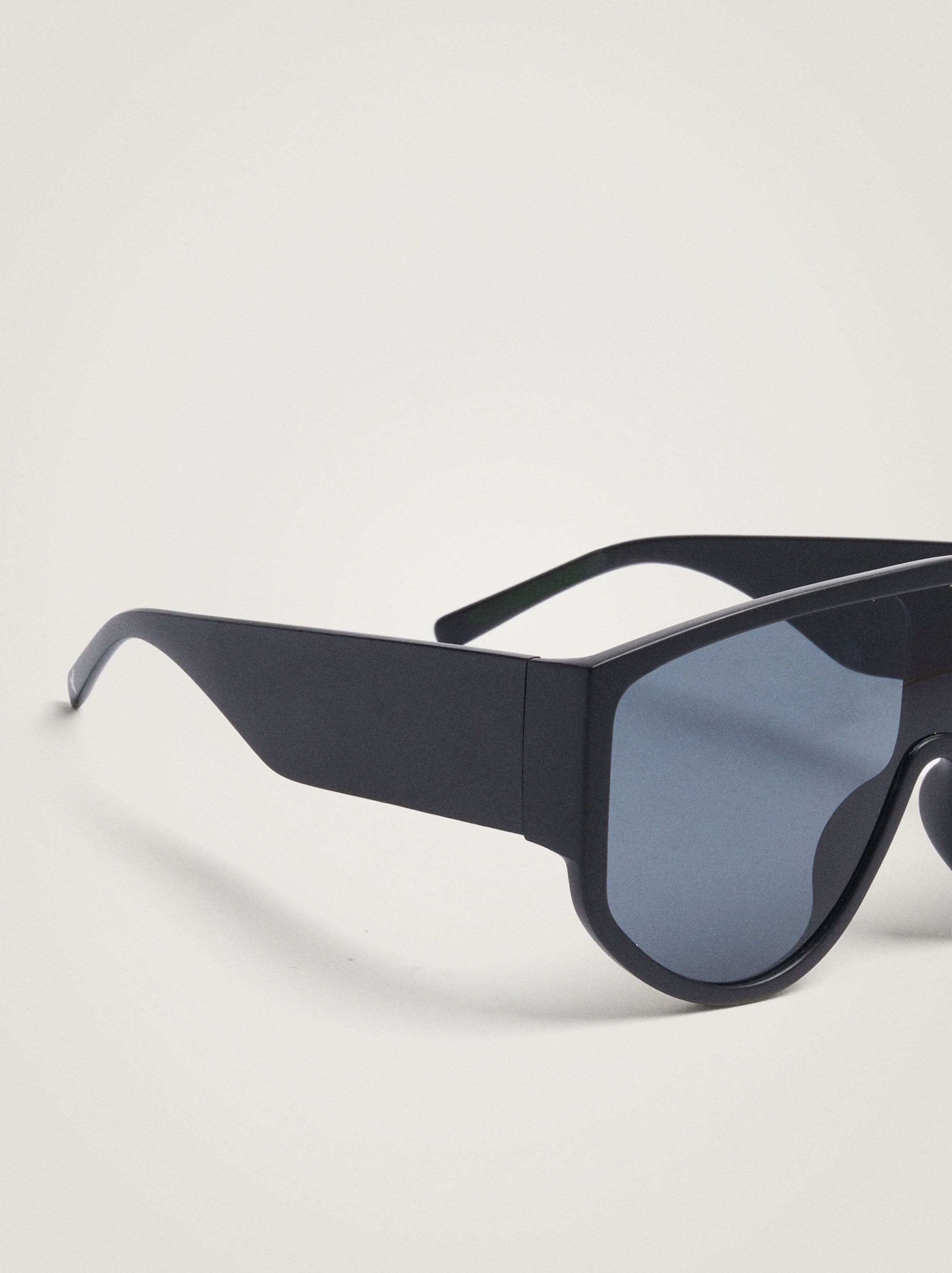 Pilot-style sunglasses image number 1.0