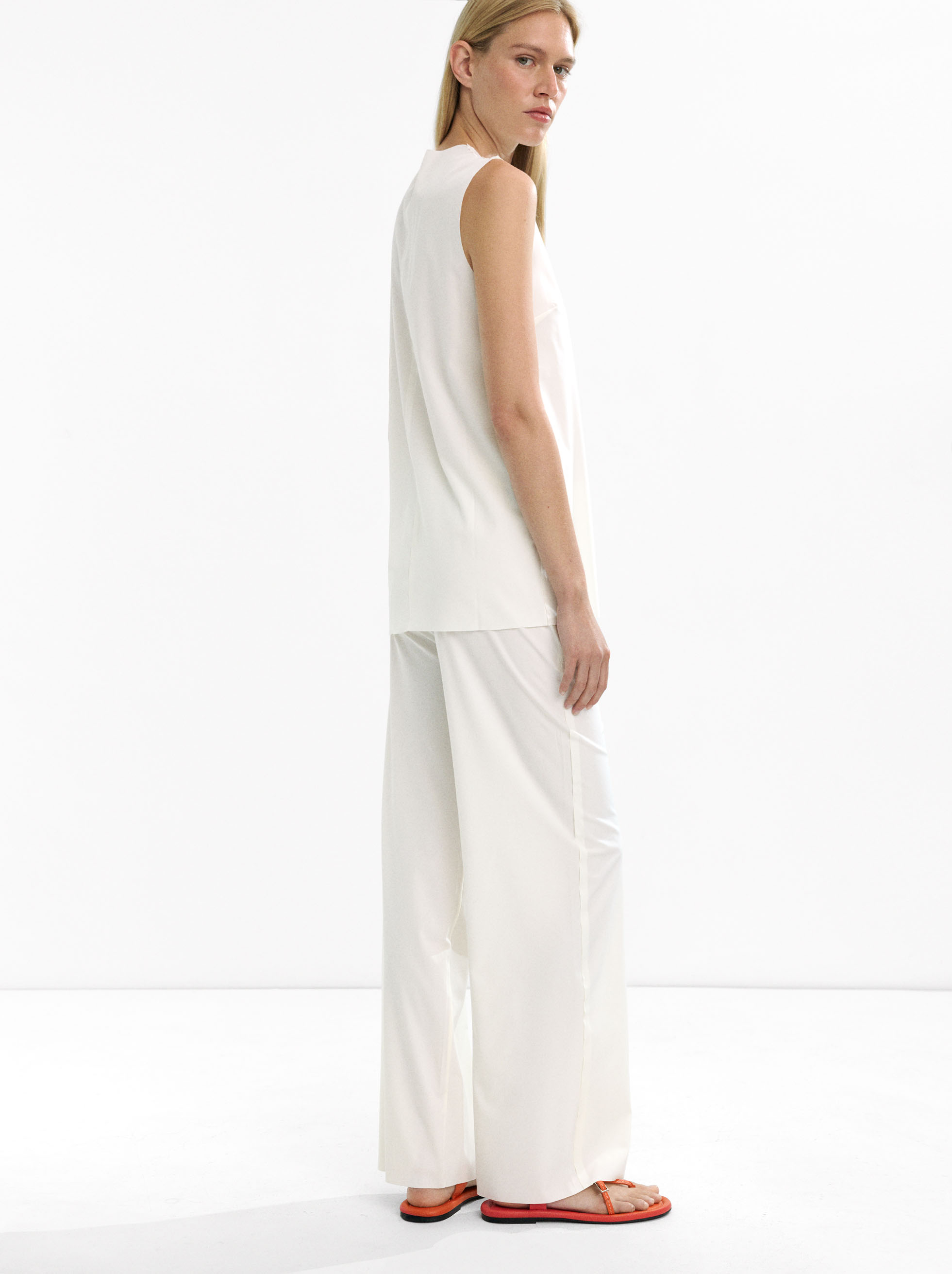 Trousers with zip pockets image number 3.0