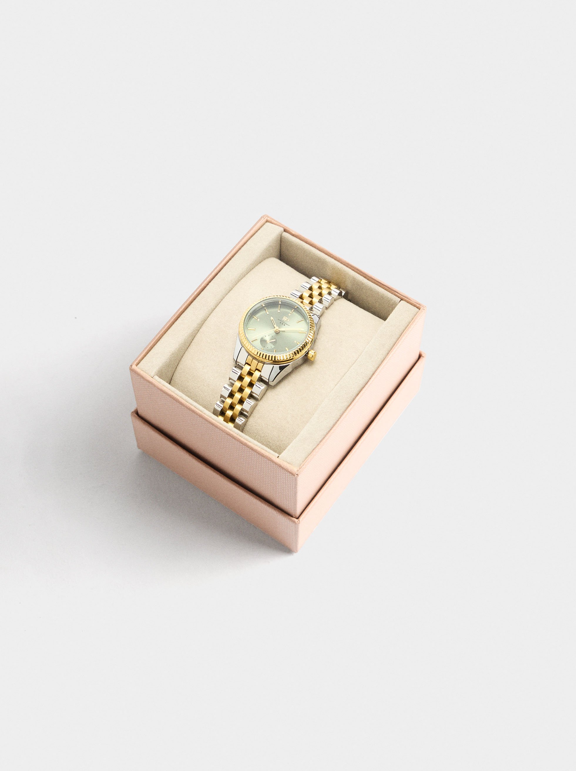 Round watch with stainless steel bracelet image number 4.0