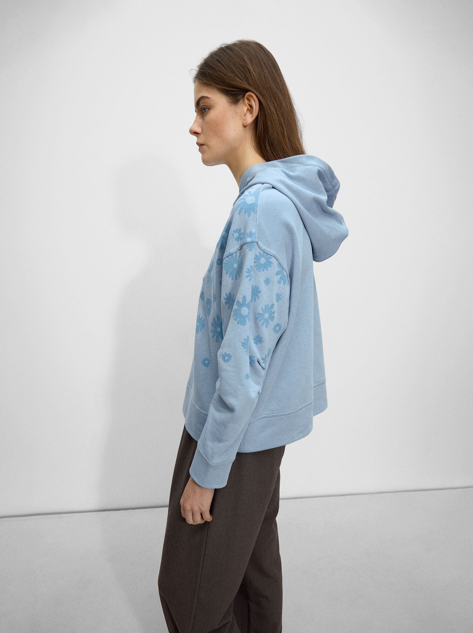 Sudadera con estampado floral y capucha image number 1.0