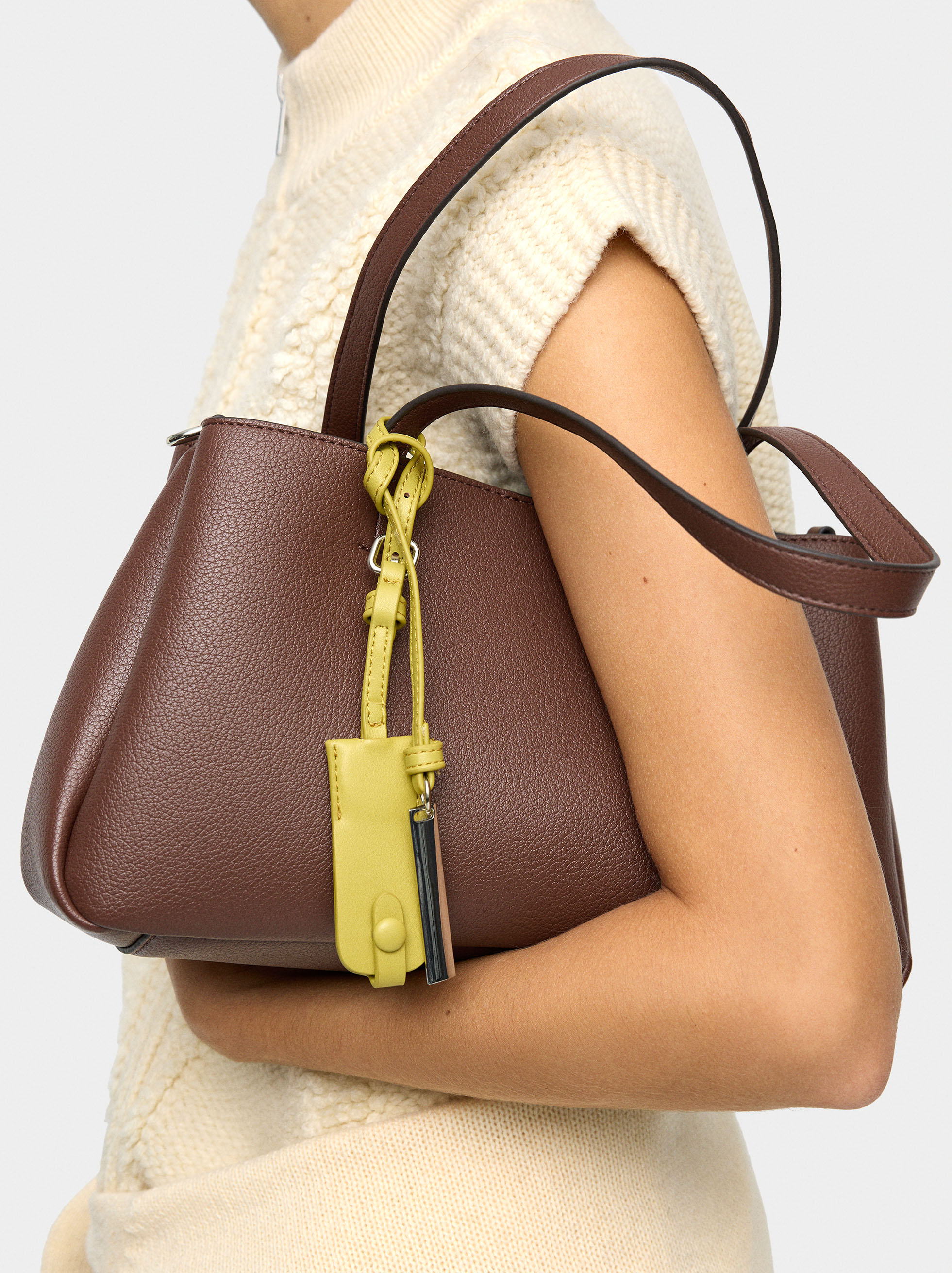 Tote-Tasche aus glattem Material mit Anh&auml;nger image number 1.0