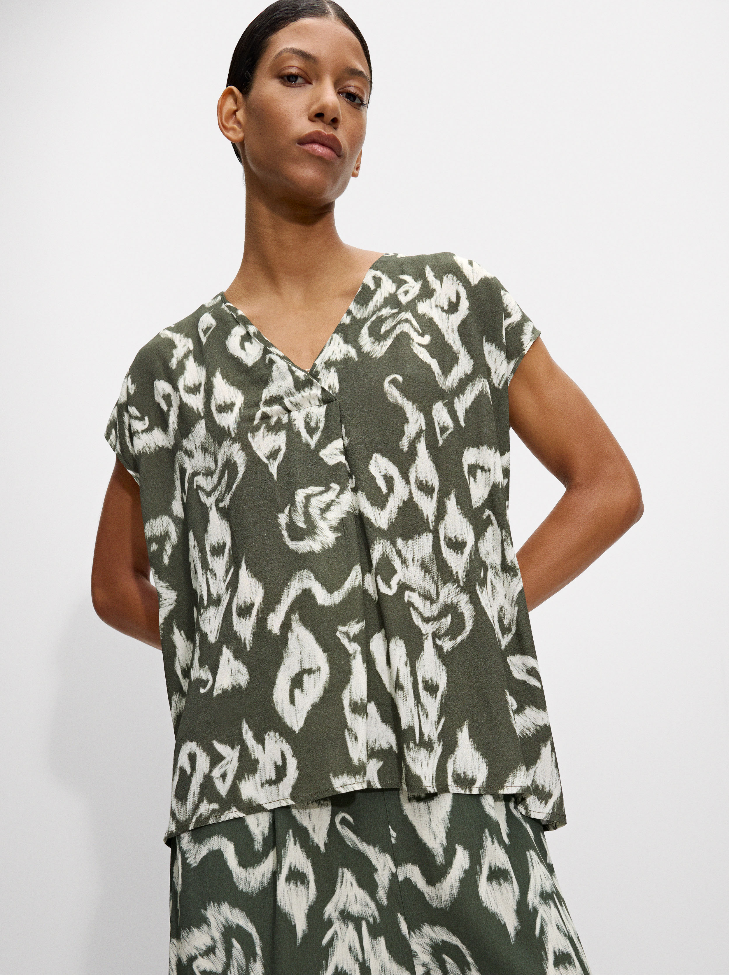 Camicia stampata con scollo a V image number 0.0