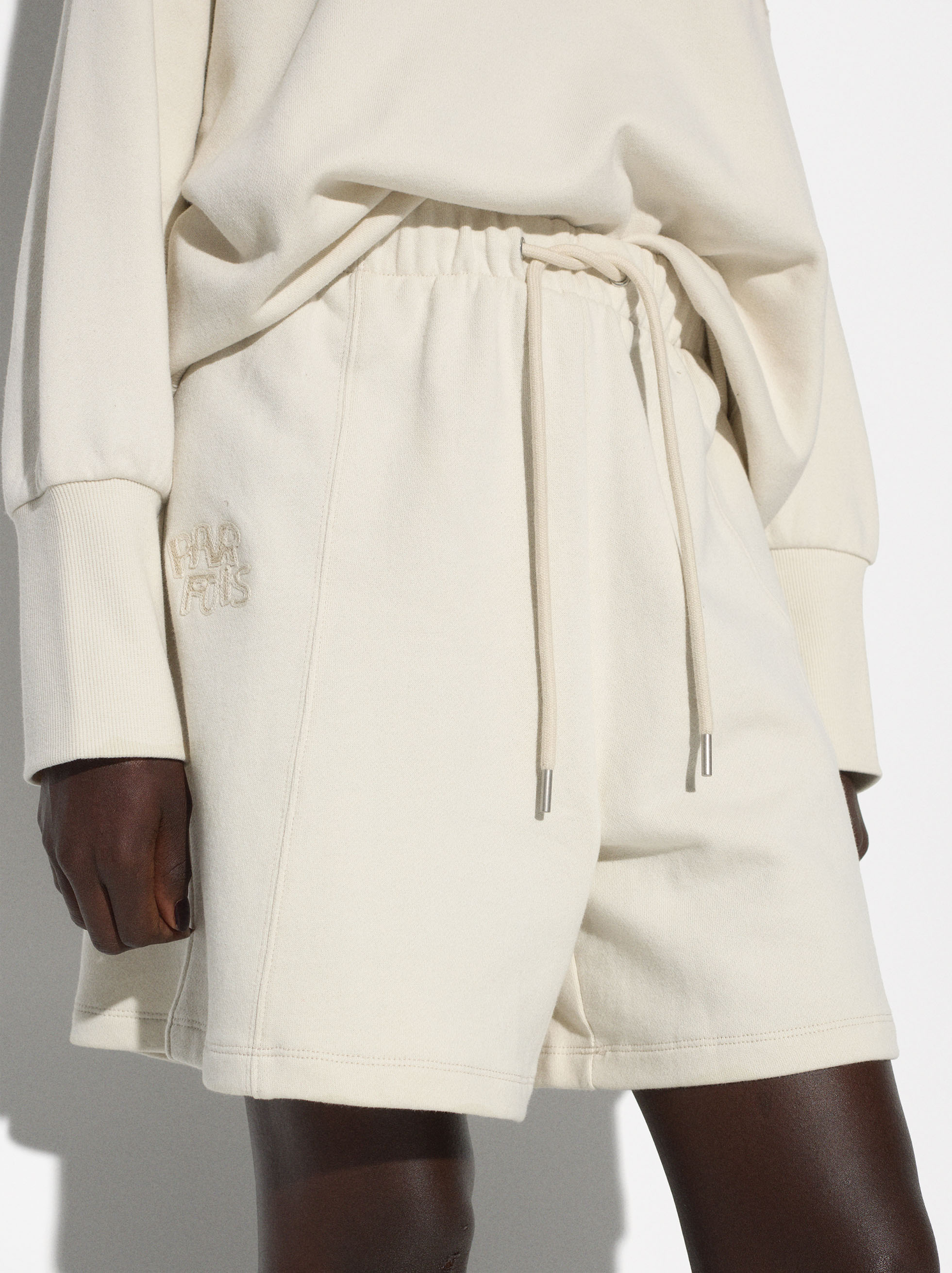 Pantalones cortos con bordado image number 5.0