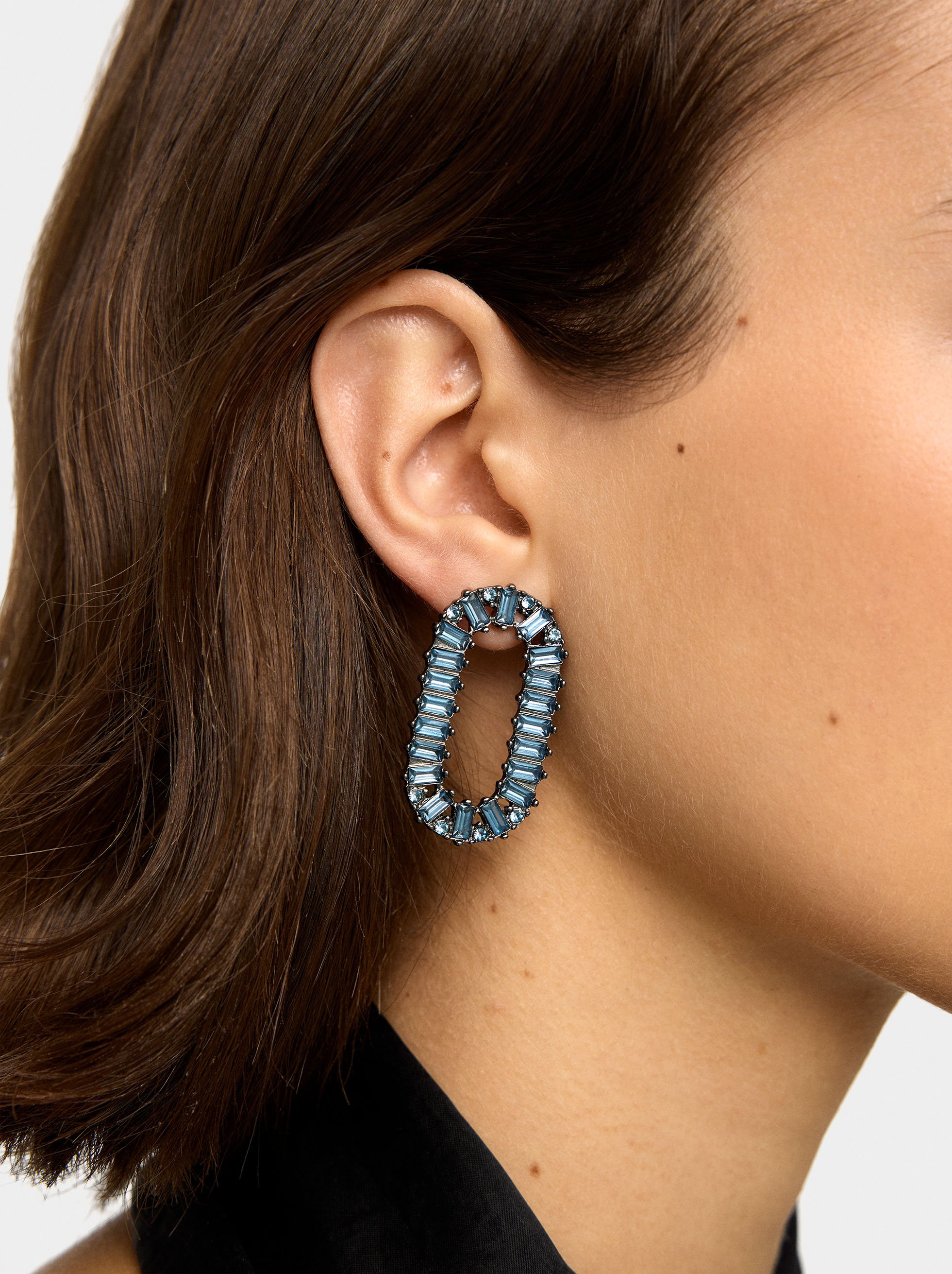 Oval earrings with crystals image number 1.0