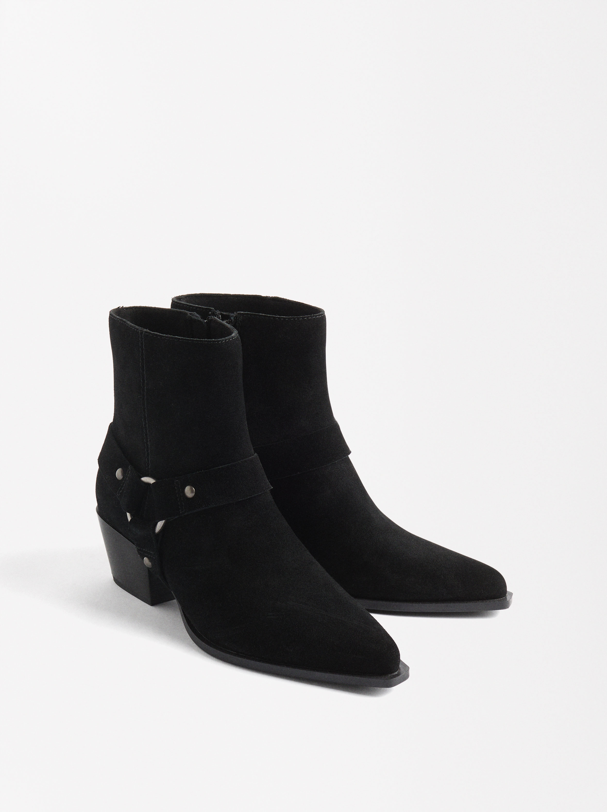 Botines de piel cowboy con aro y tachuelas image number 2.0