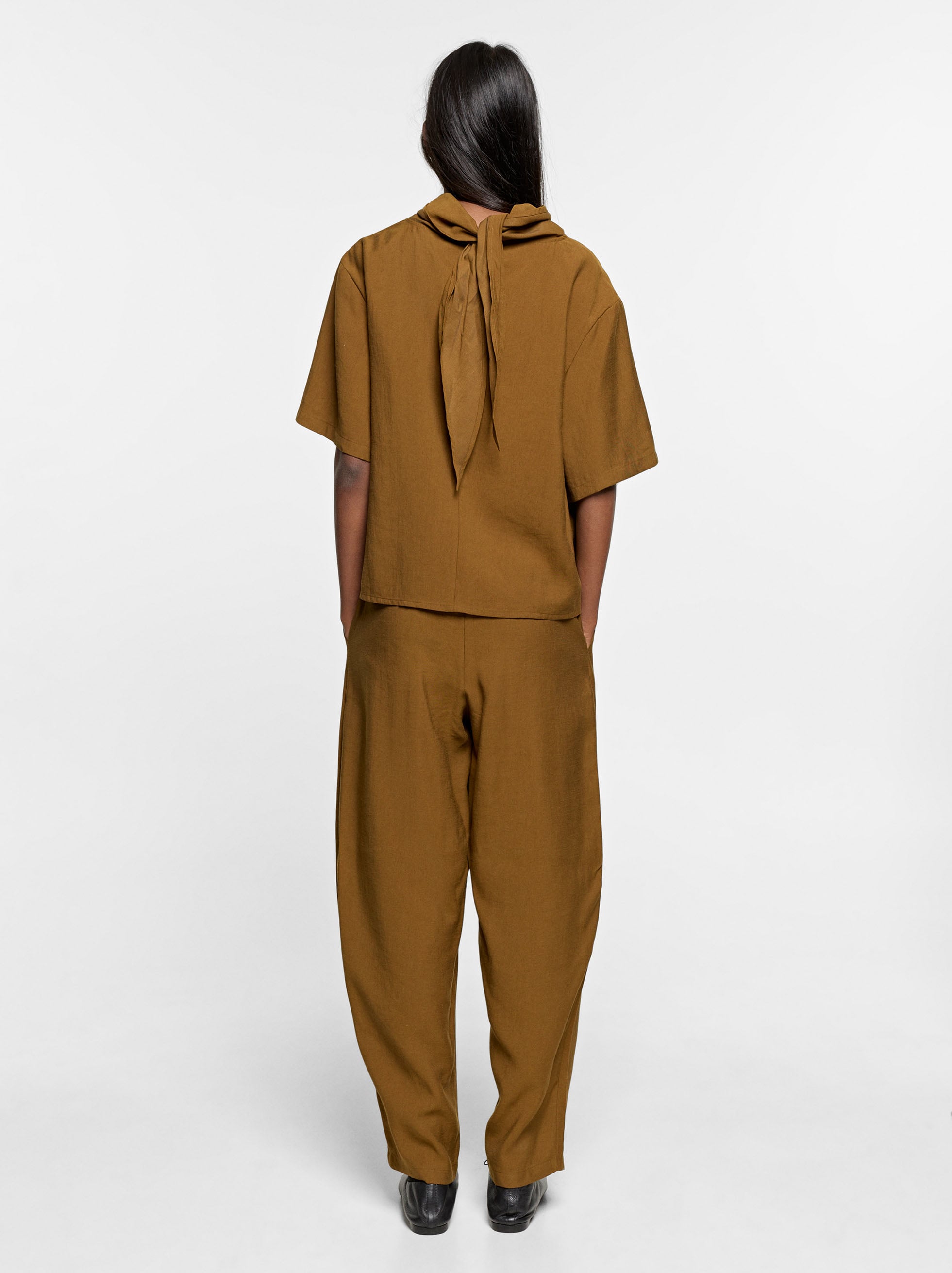 Plain fluid trousers image number 3.0