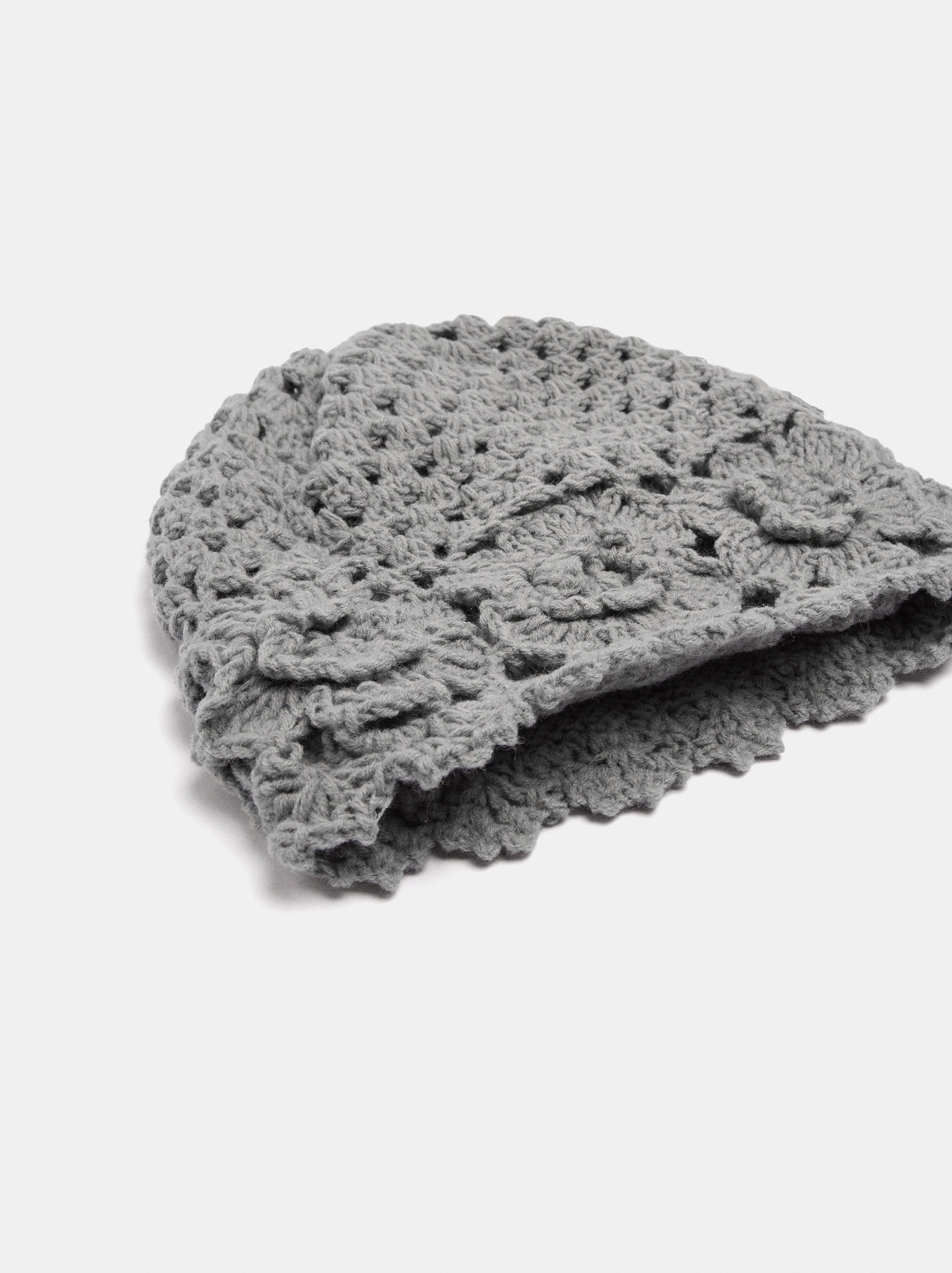 Bonnet en crochet avec pompons image number 2.0