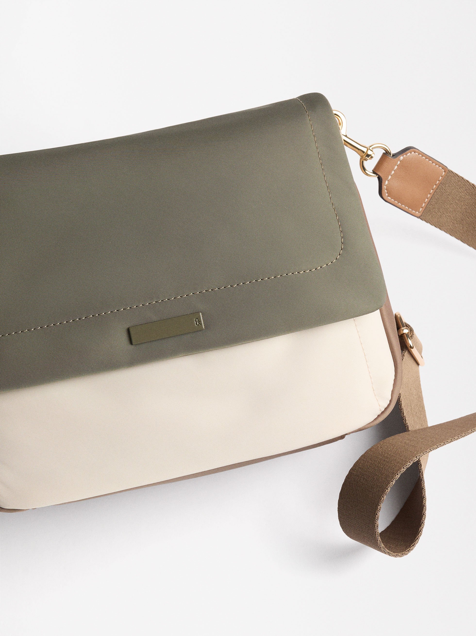Borsa a tracolla in nylon con chiusura a patta image number 1.0
