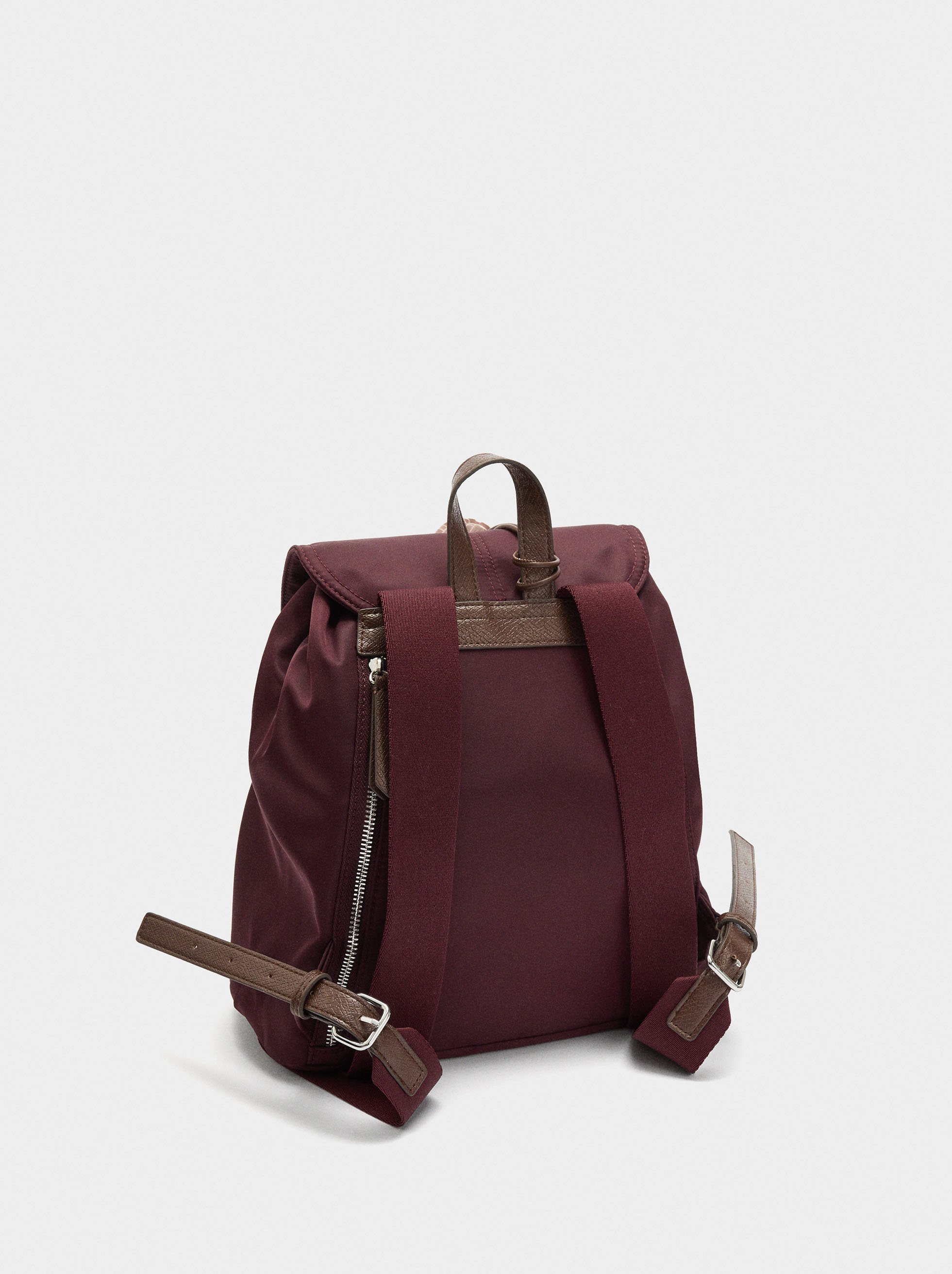 Mochila de nylon con colgante image number 2.0