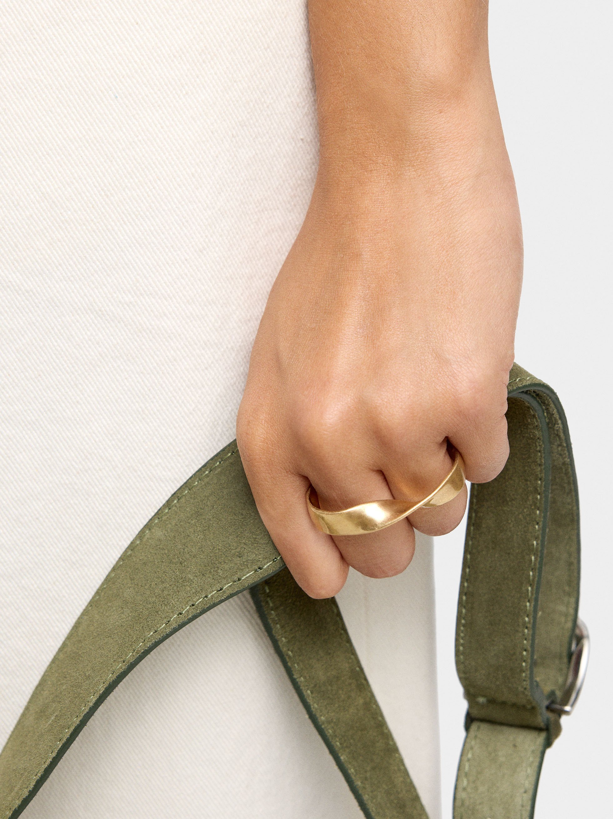 Double ring with twisted effect image number 1.0