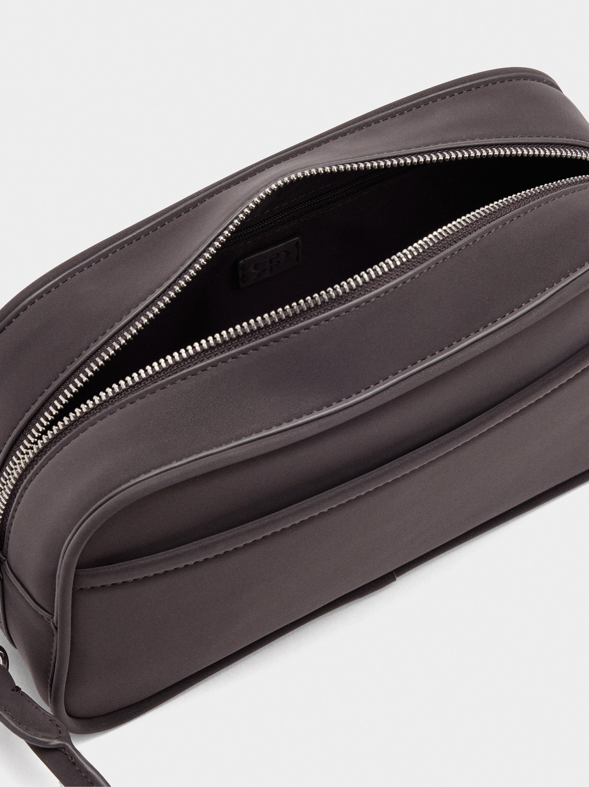 Bolso de hombro de textura suave M image number 4.0