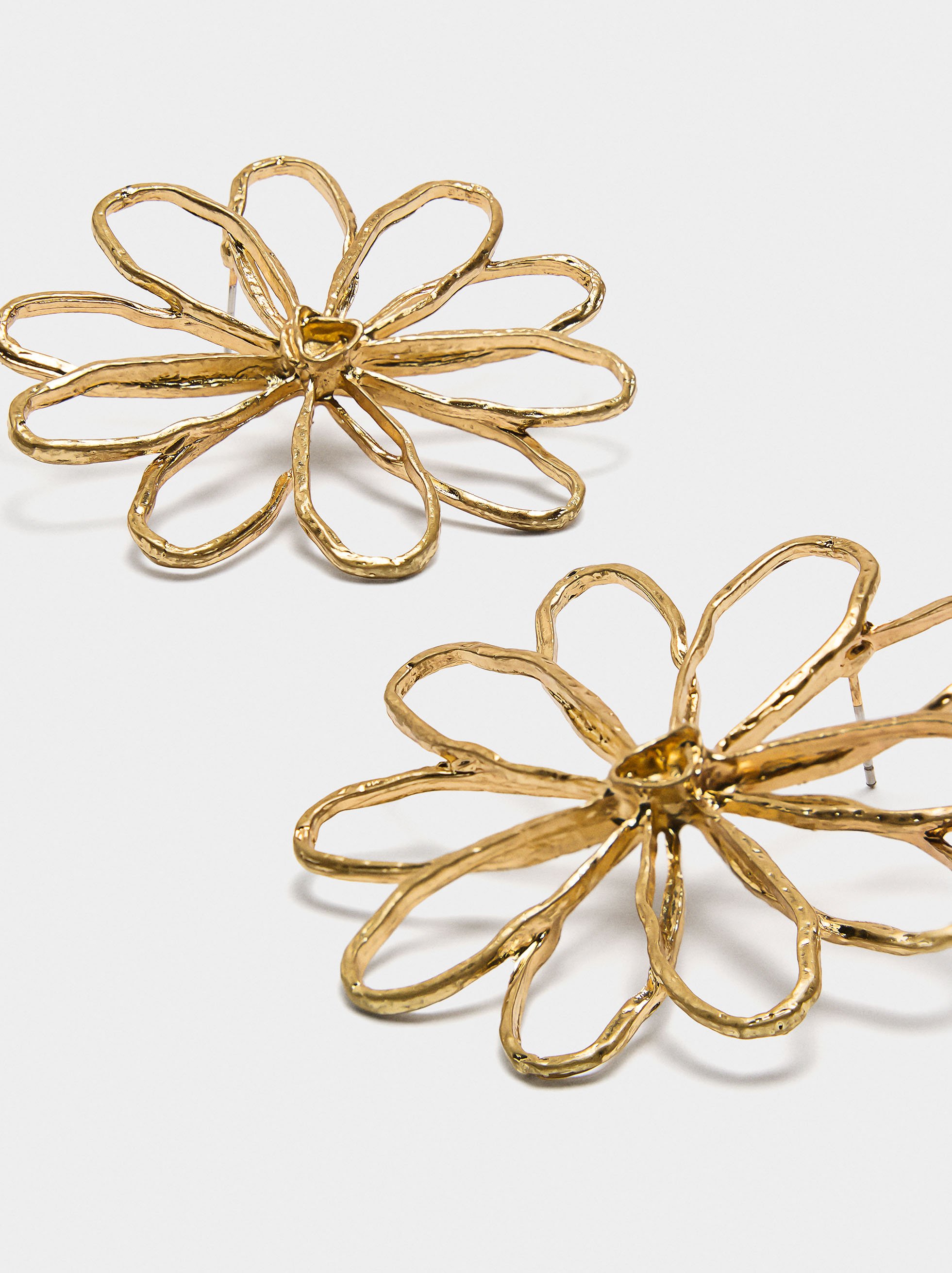 Maxi flower hoop earrings image number 1.0