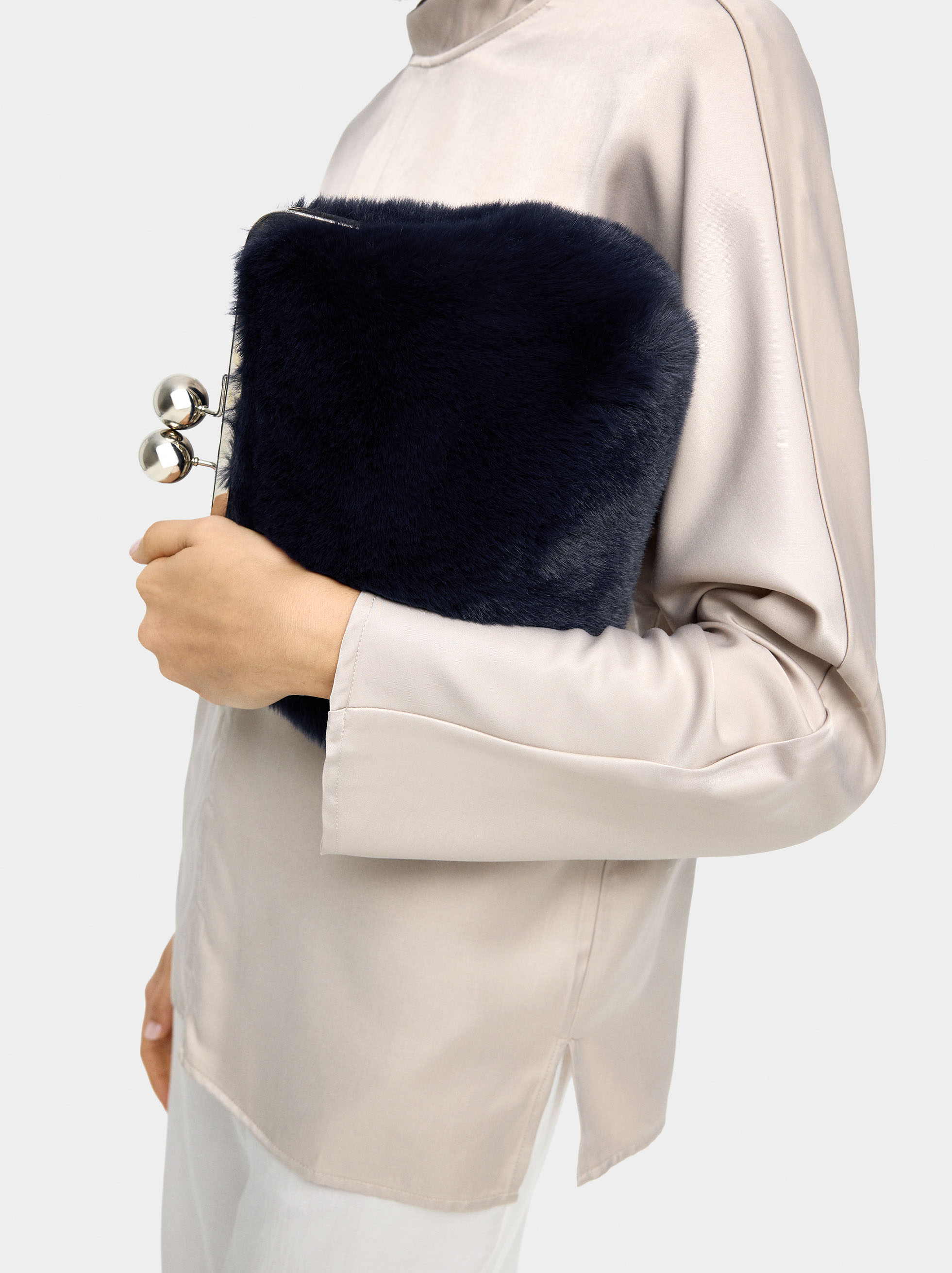 Party bag with fur effect image number 1.0