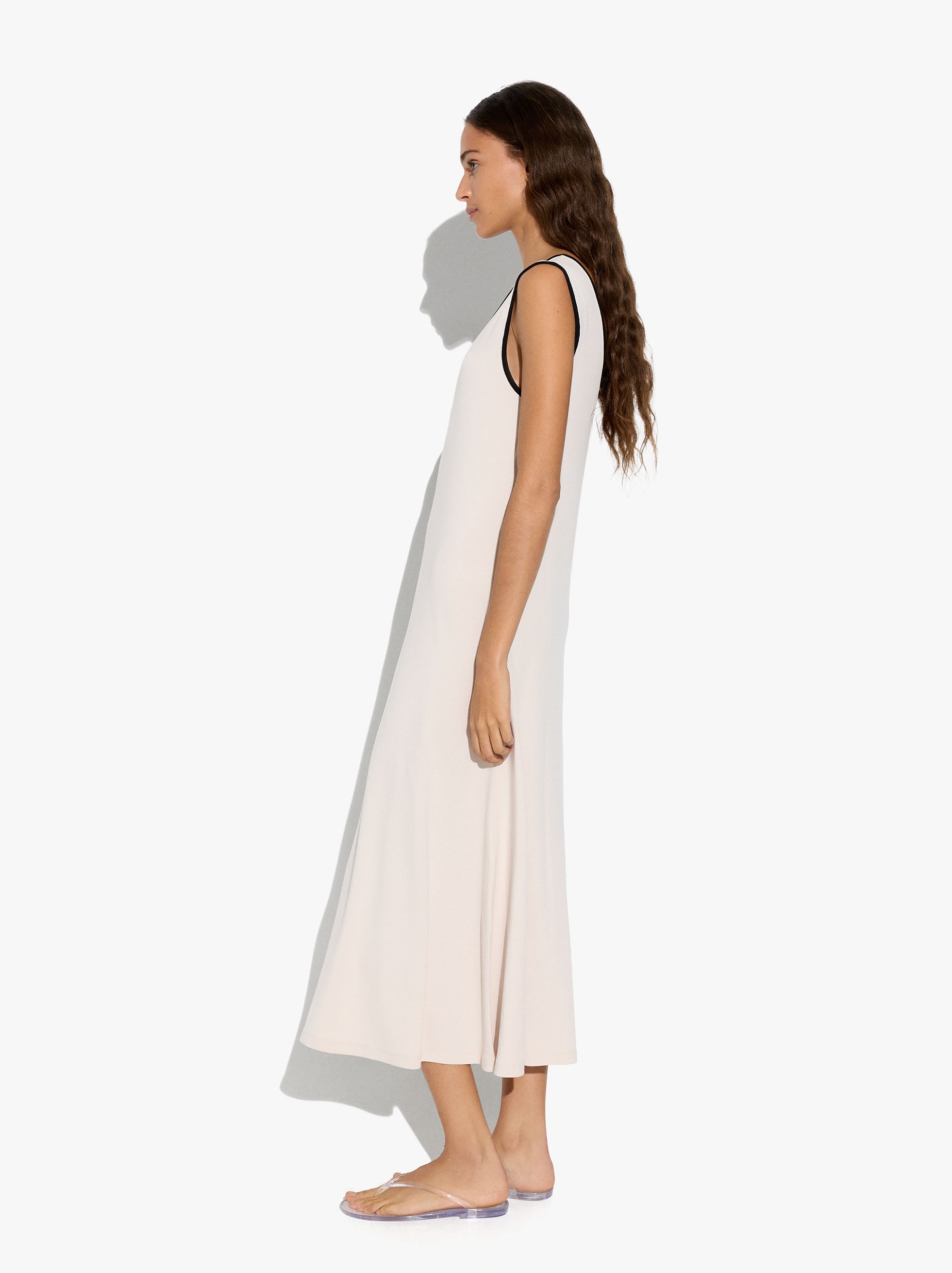 Vestido midi con escote en pico image number 3.0