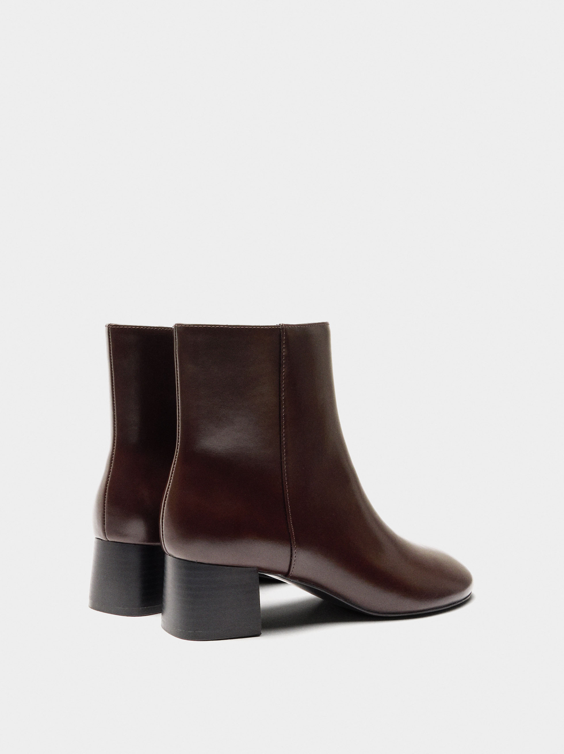 Plain ankle boots with a wide heel image number 3.0