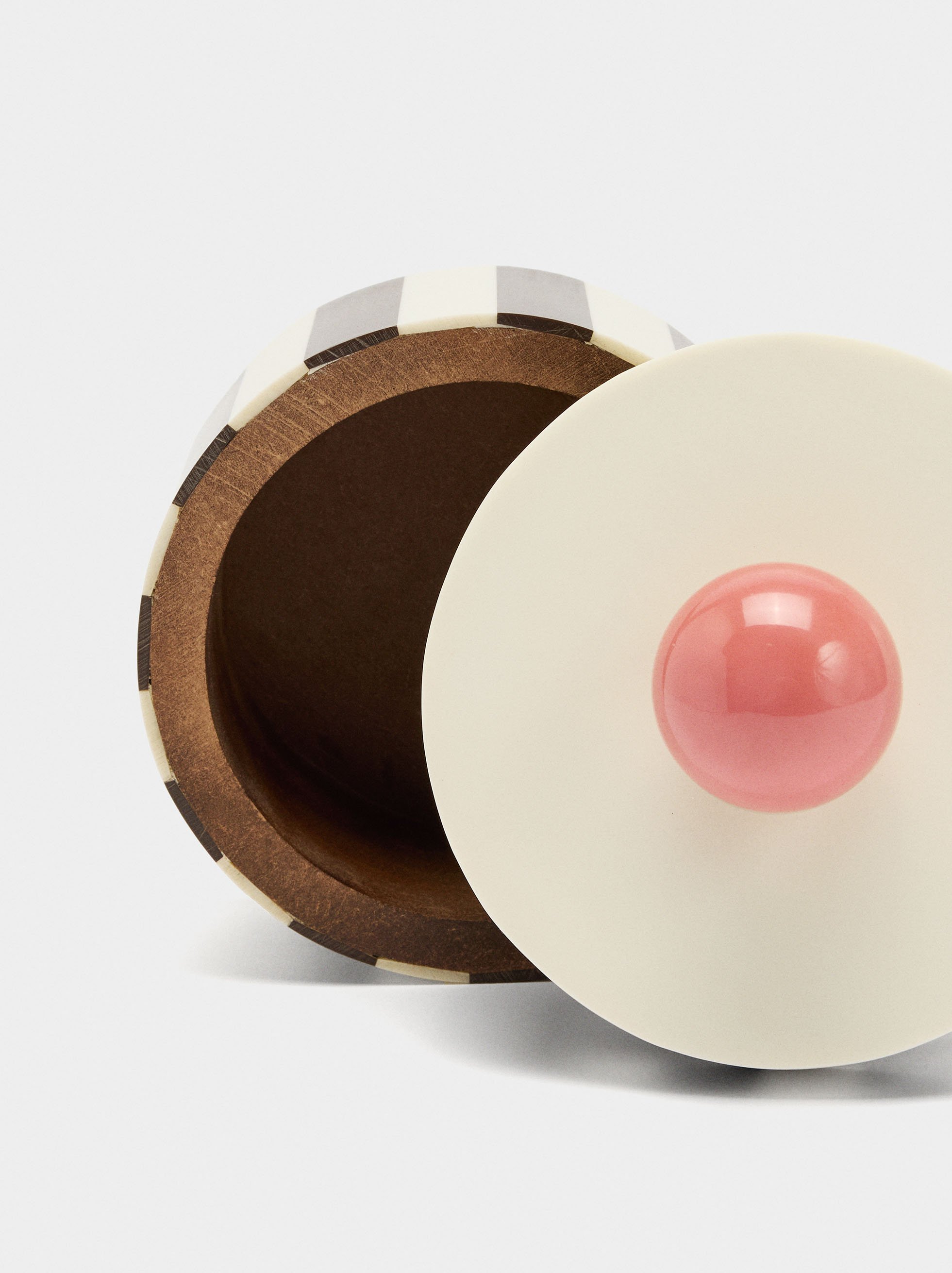 Caixa porta-joies a ratlles amb esfera image number 1.0