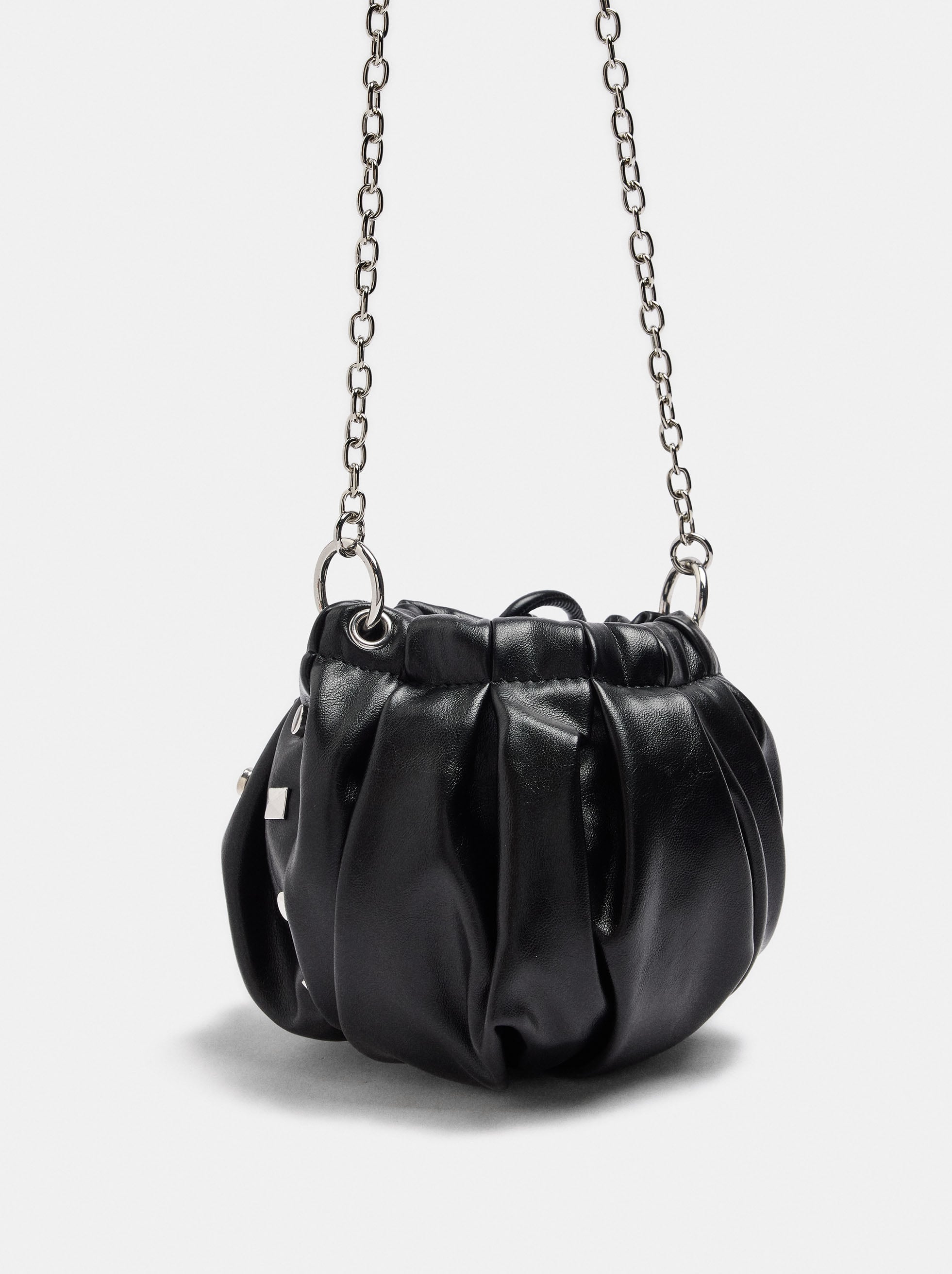 Mini bolso con tachuelas y asa de cadena image number 2.0