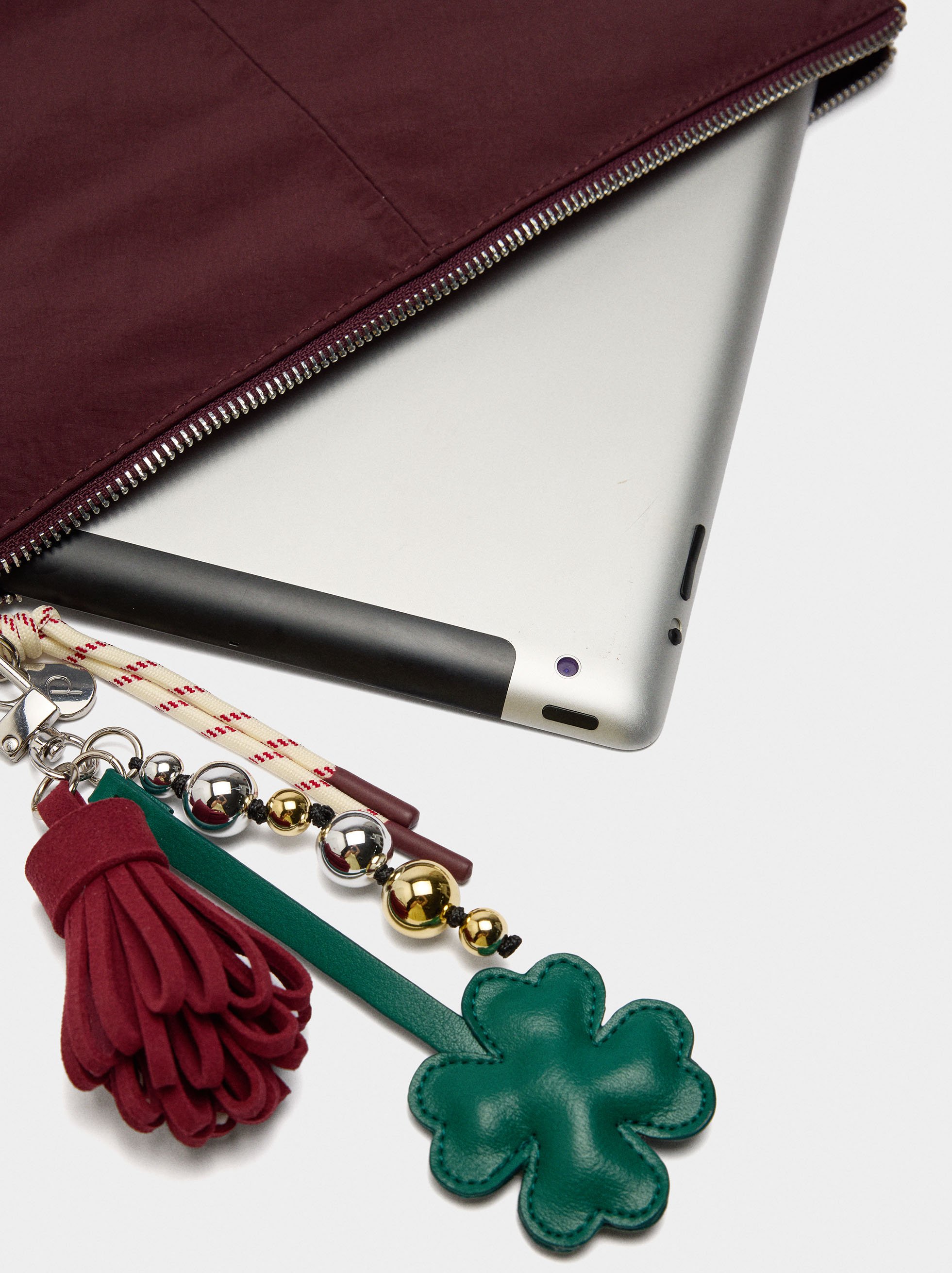 Nylon cover for tablet with charm 13" image number 3.0