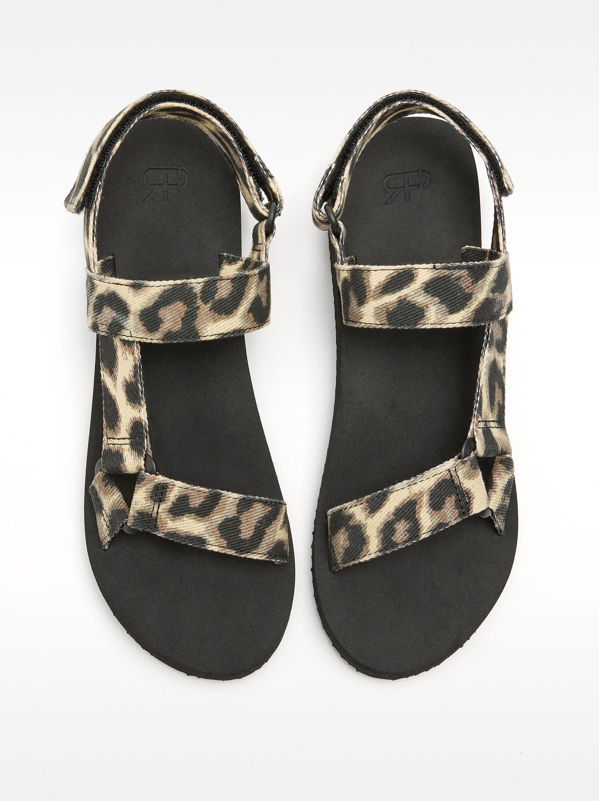 Flat sandals with animal print