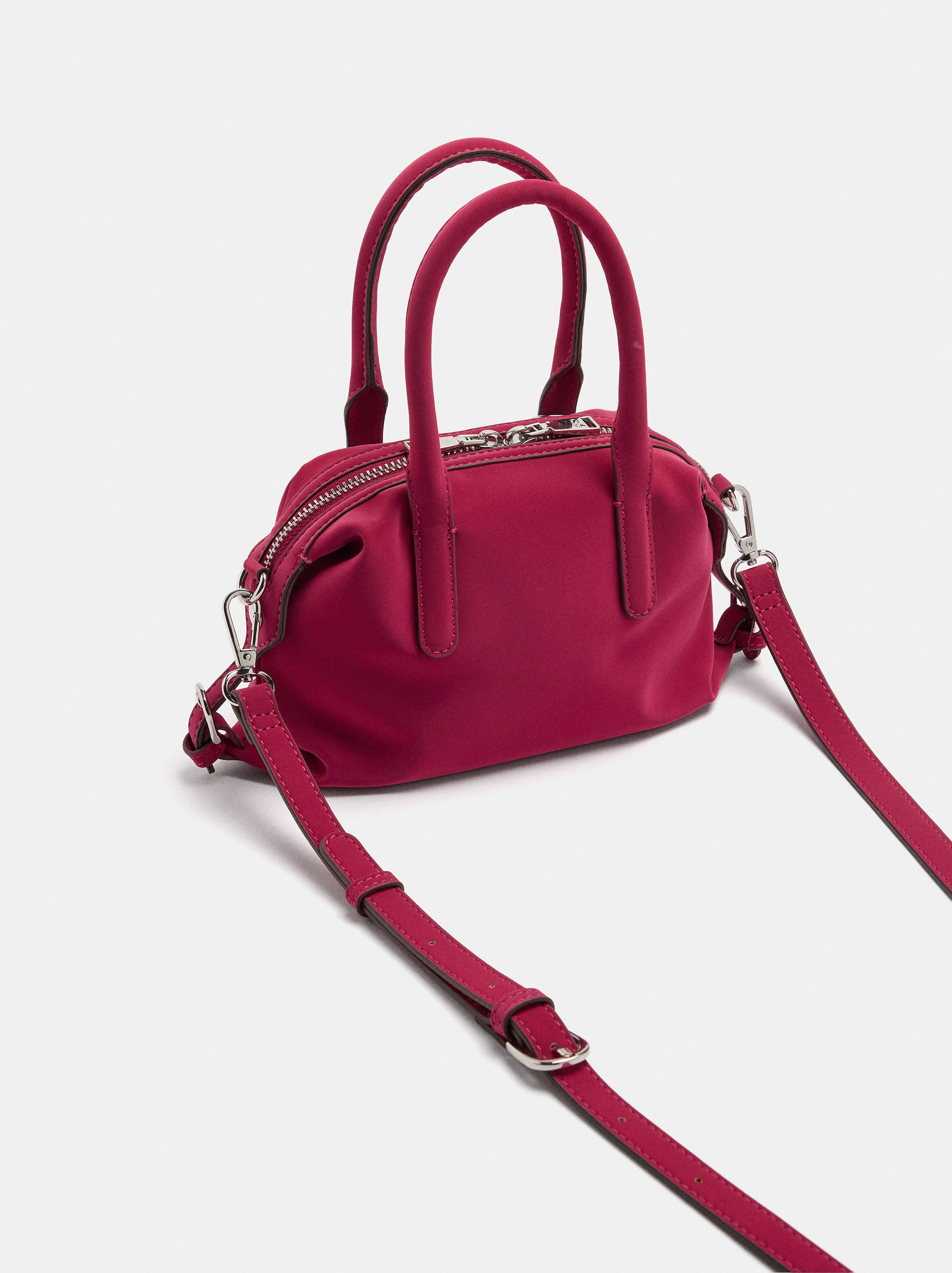 Sac cabas en texture douce avec pendentif S image number 2.0