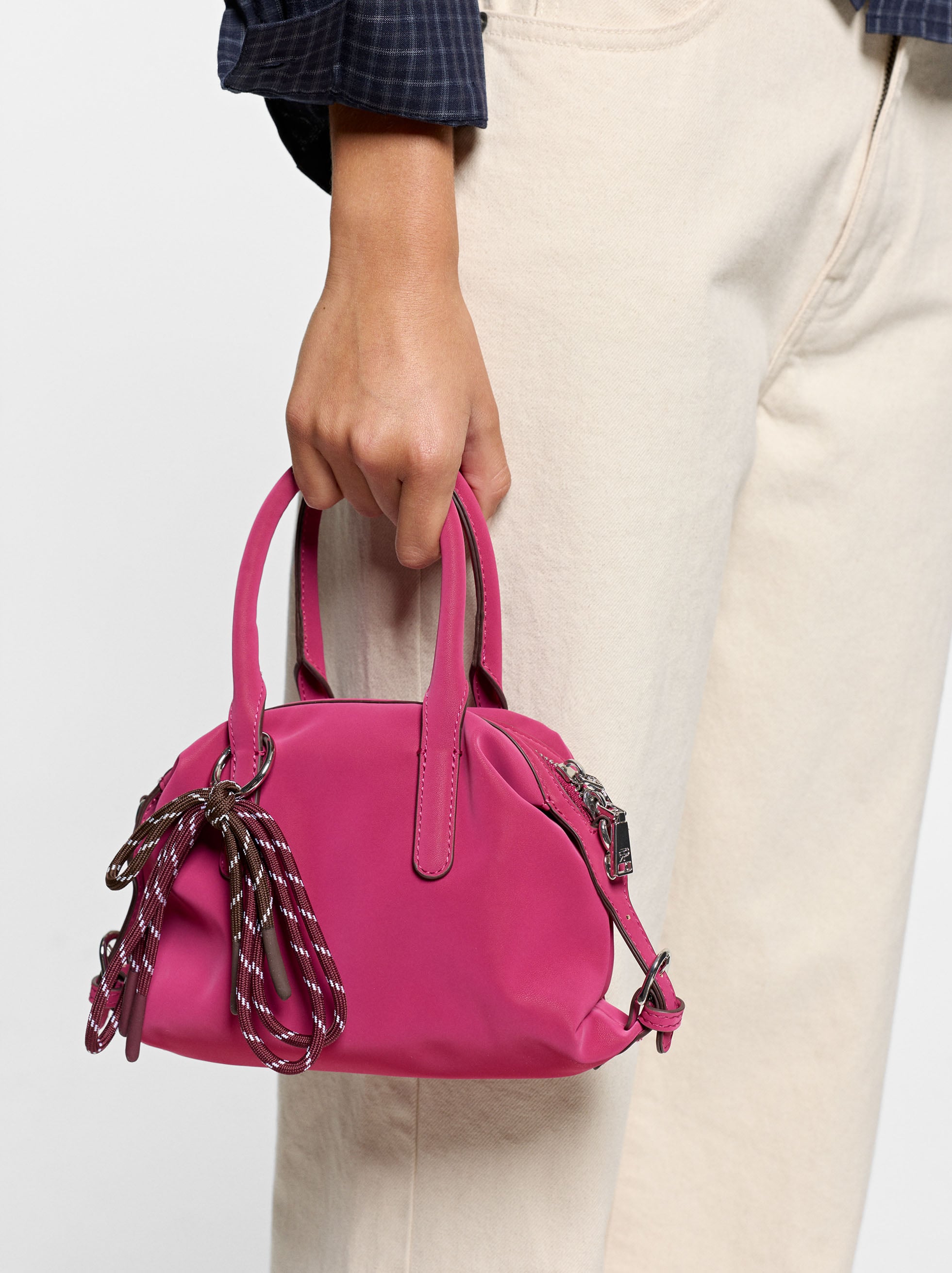 Sac cabas en texture douce avec pendentif S image number 1.0