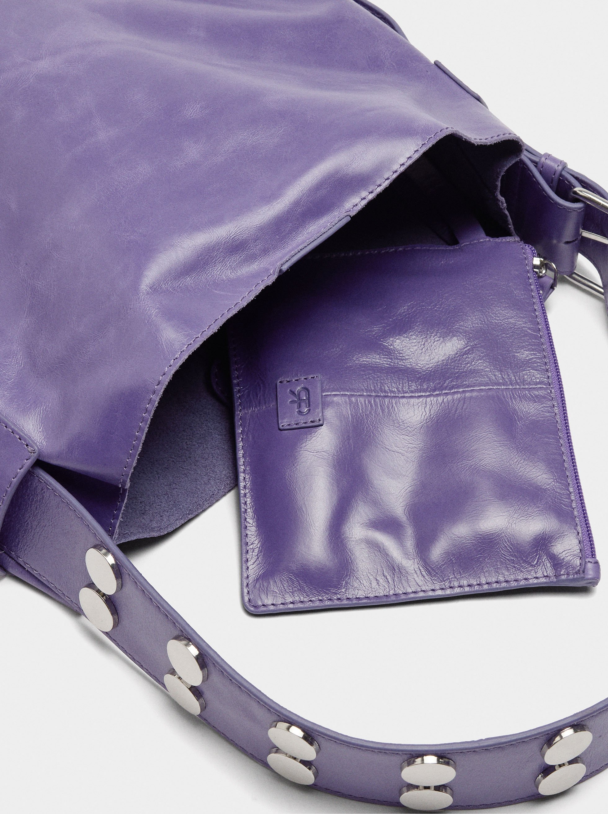 Schultertasche aus Leder mit Nieten image number 6.0
