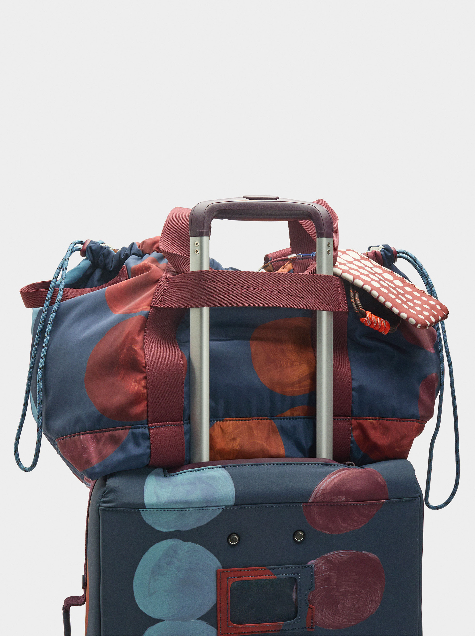 Reversible nylon weekend bag image number 4.0