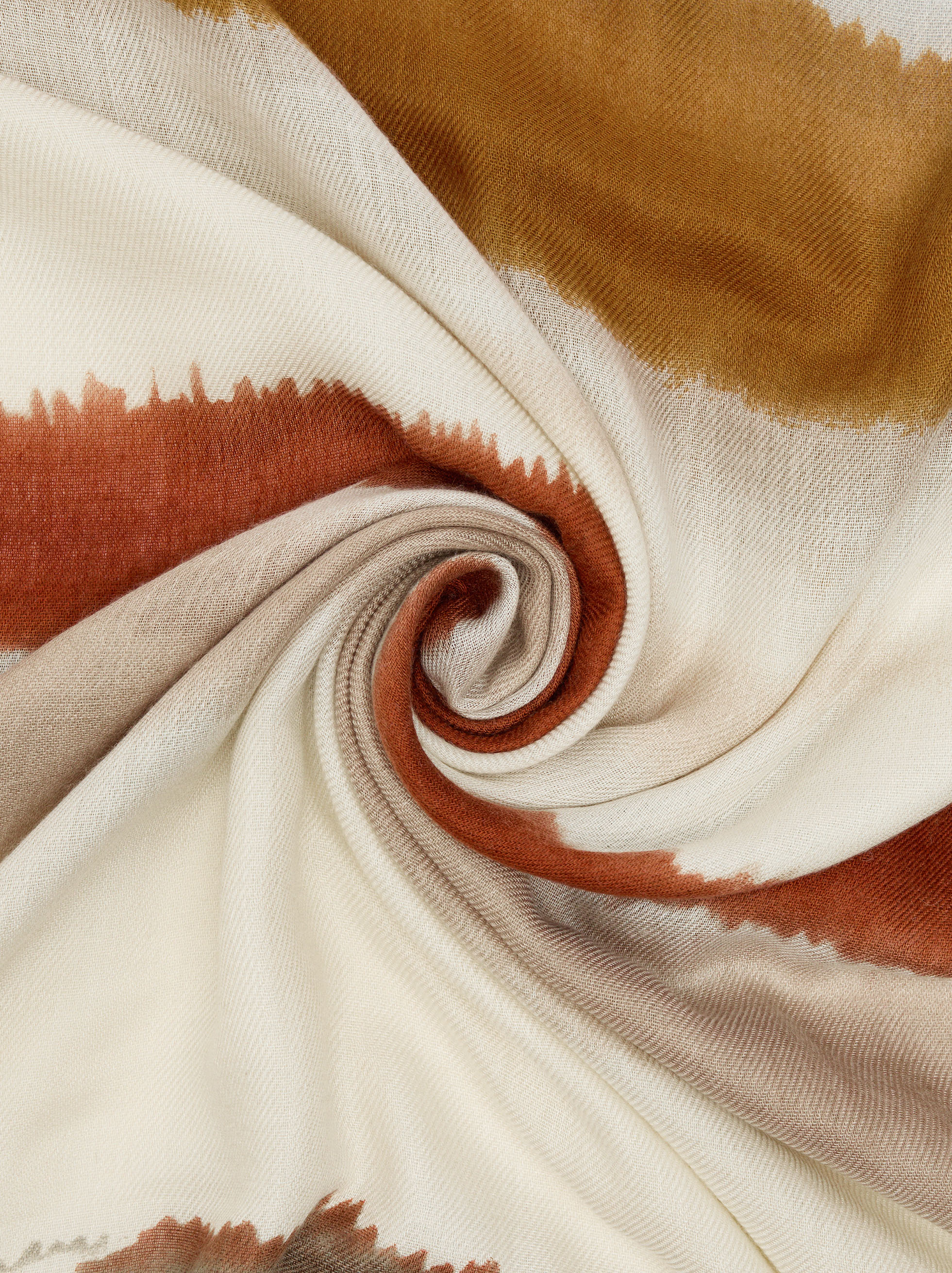 Len&ccedil;o estampado &agrave;s riscas image number 1.0