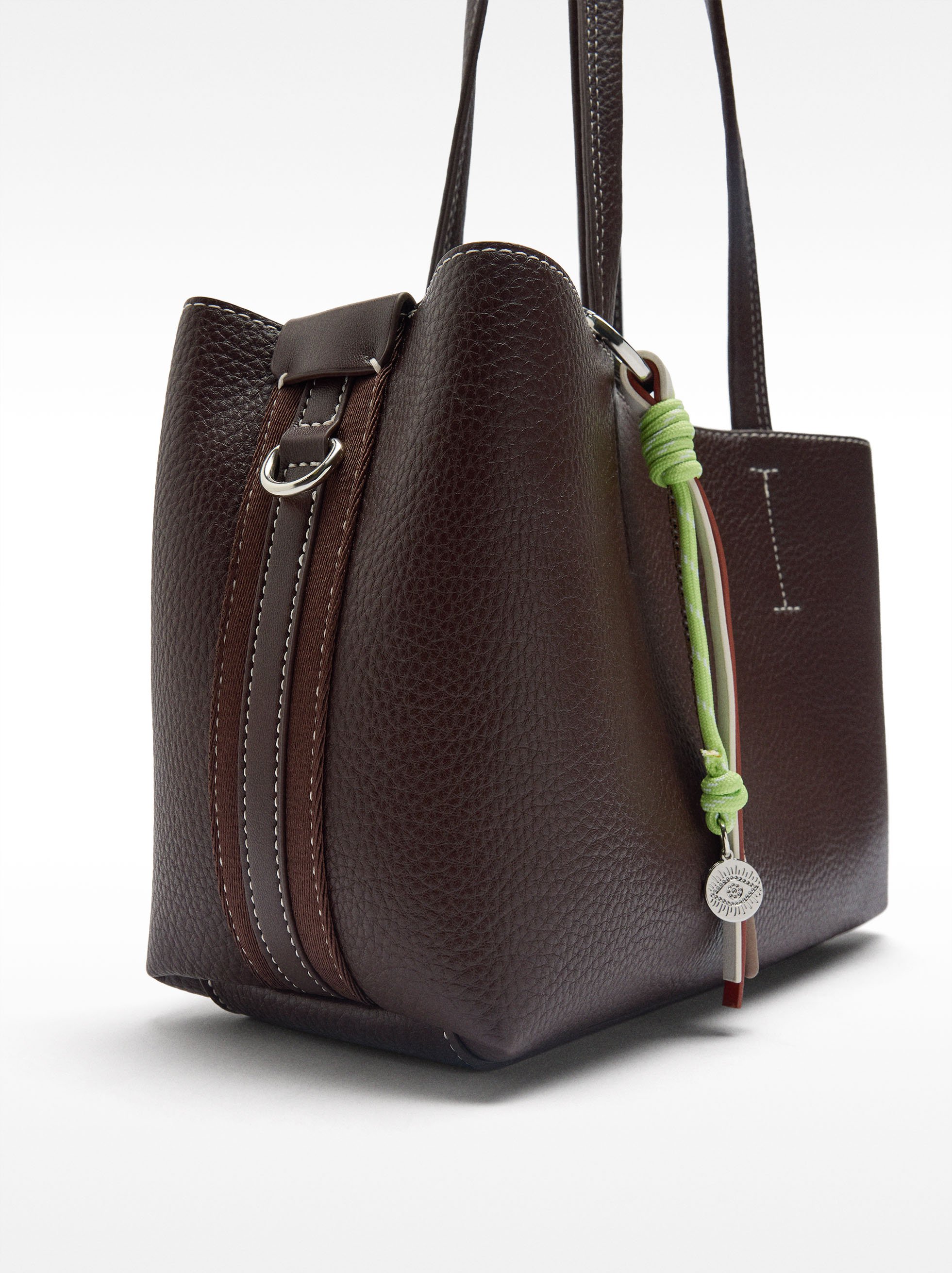 Tote bag with pendant image number 2.0