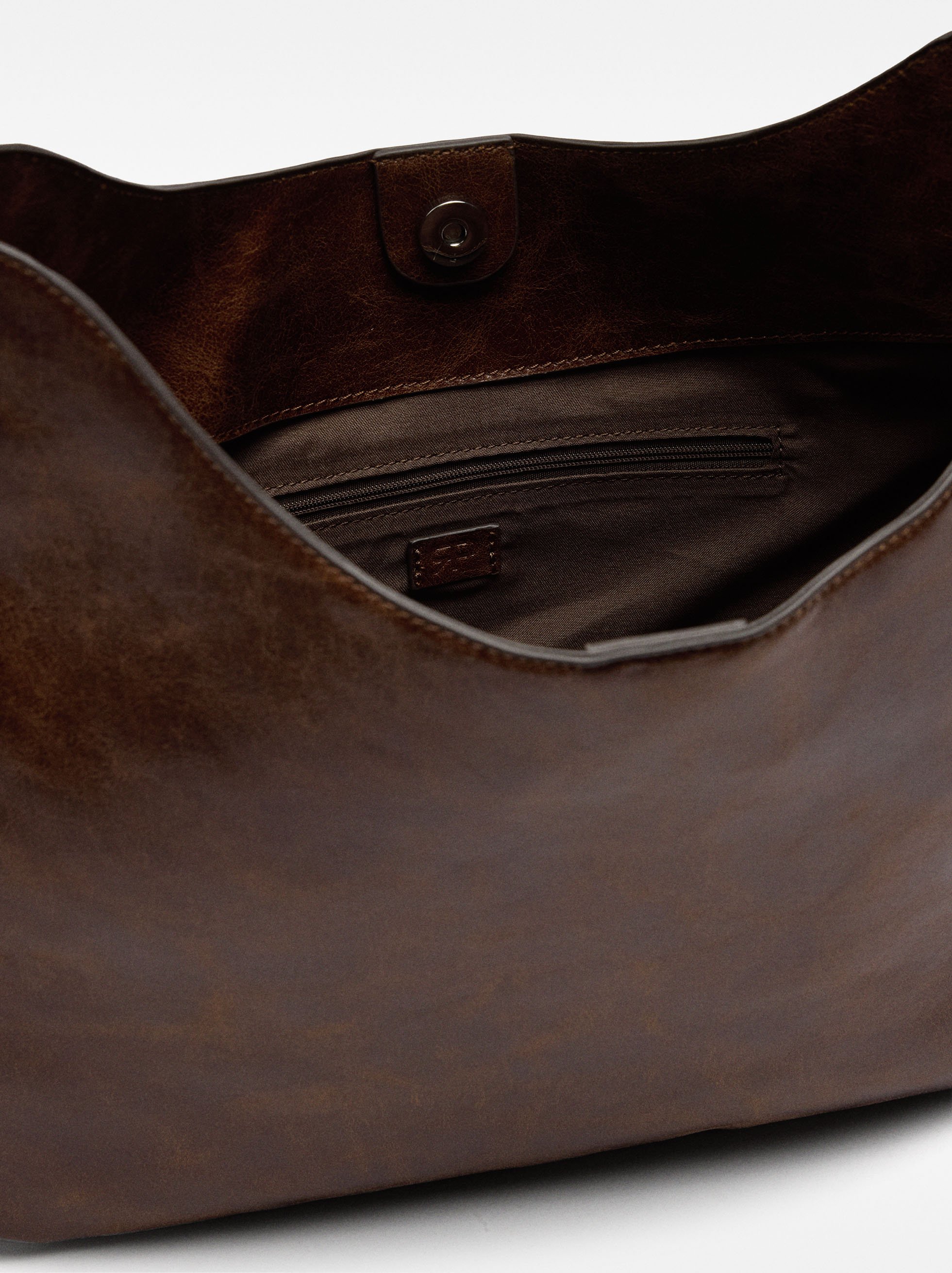 Bolso de hombro efecto craquelado image number 3.0