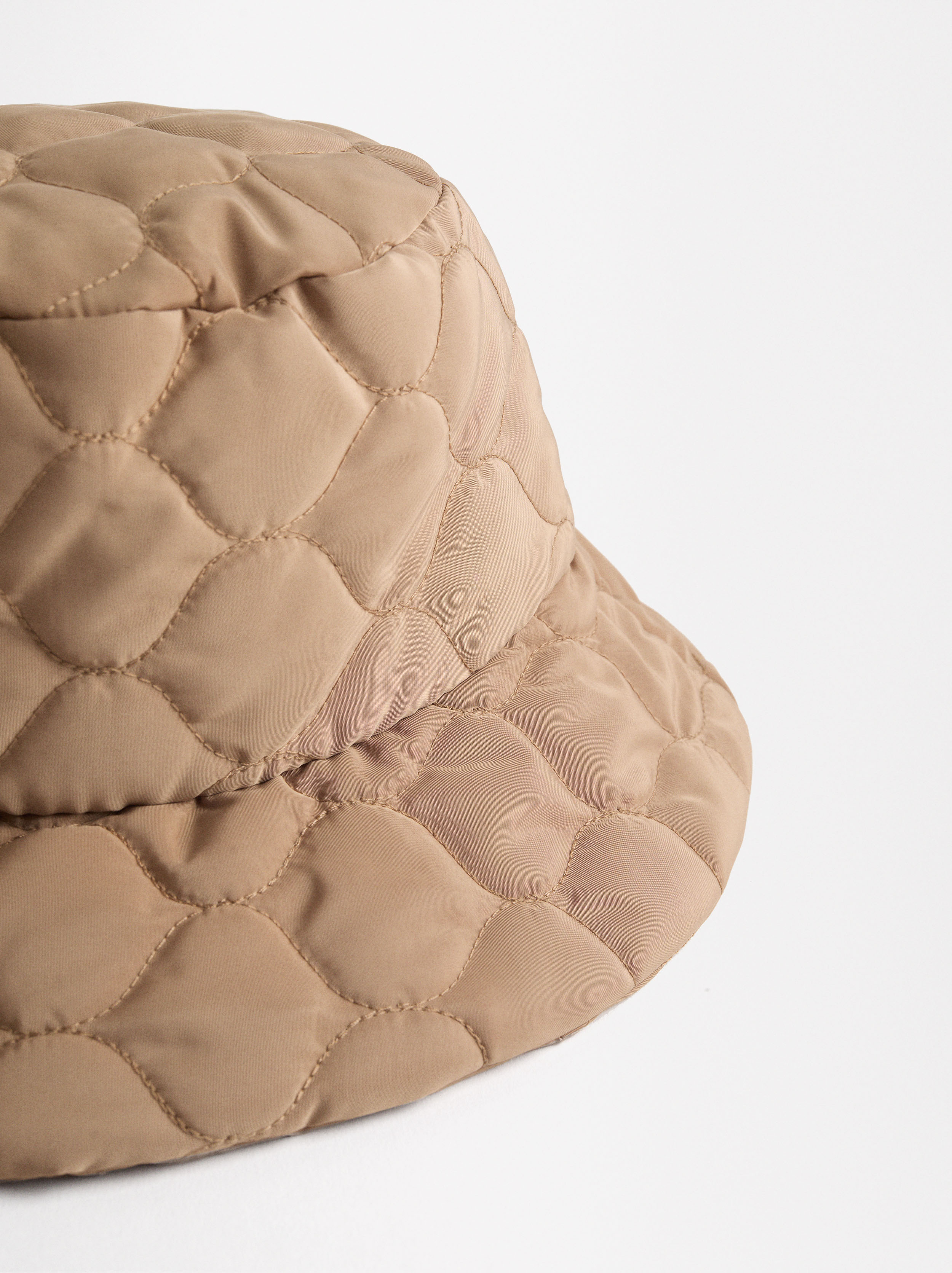 Gorro bucket acolchado image number 1.0