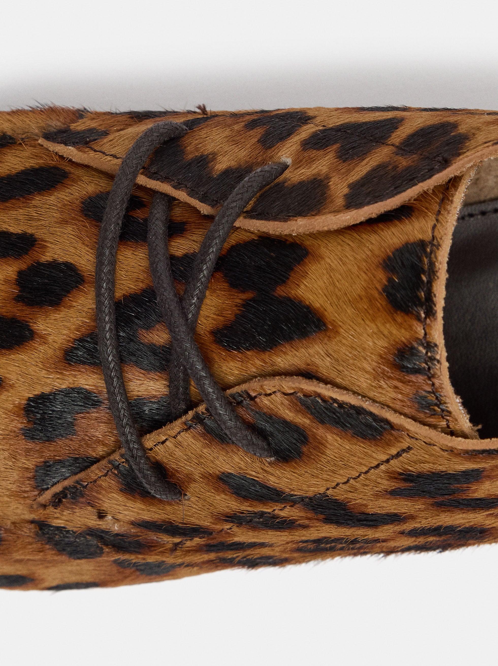 Sabates planes de pell amb estampat animal image number 5.0